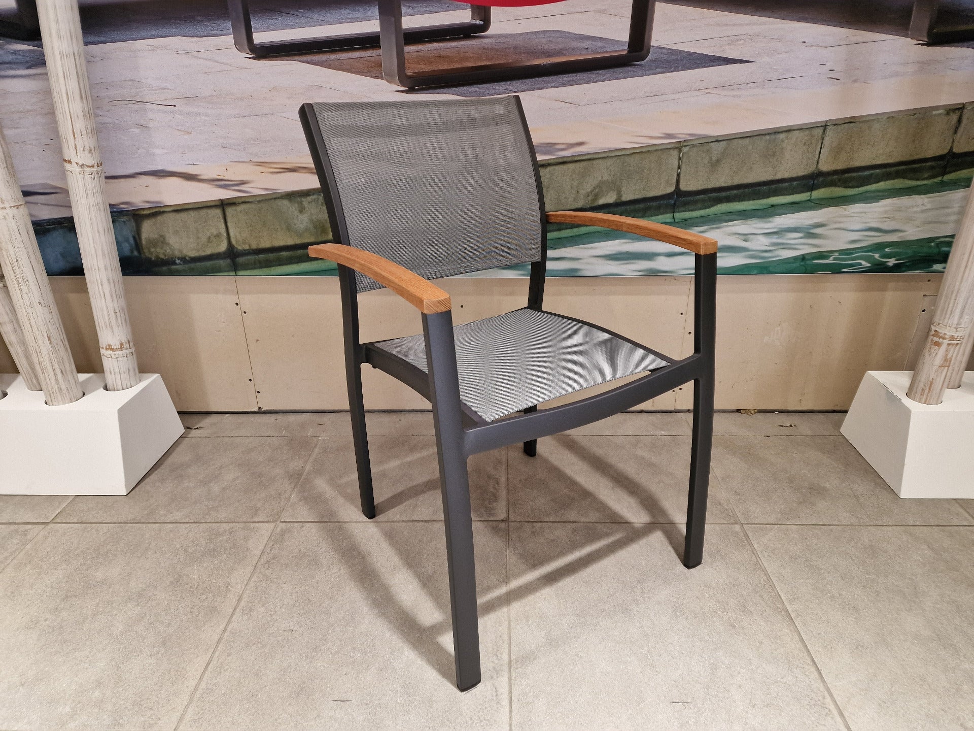 Alu Stapelstoel Namur Charcoal Mat - Silver Grey Textilene + Teak Arm