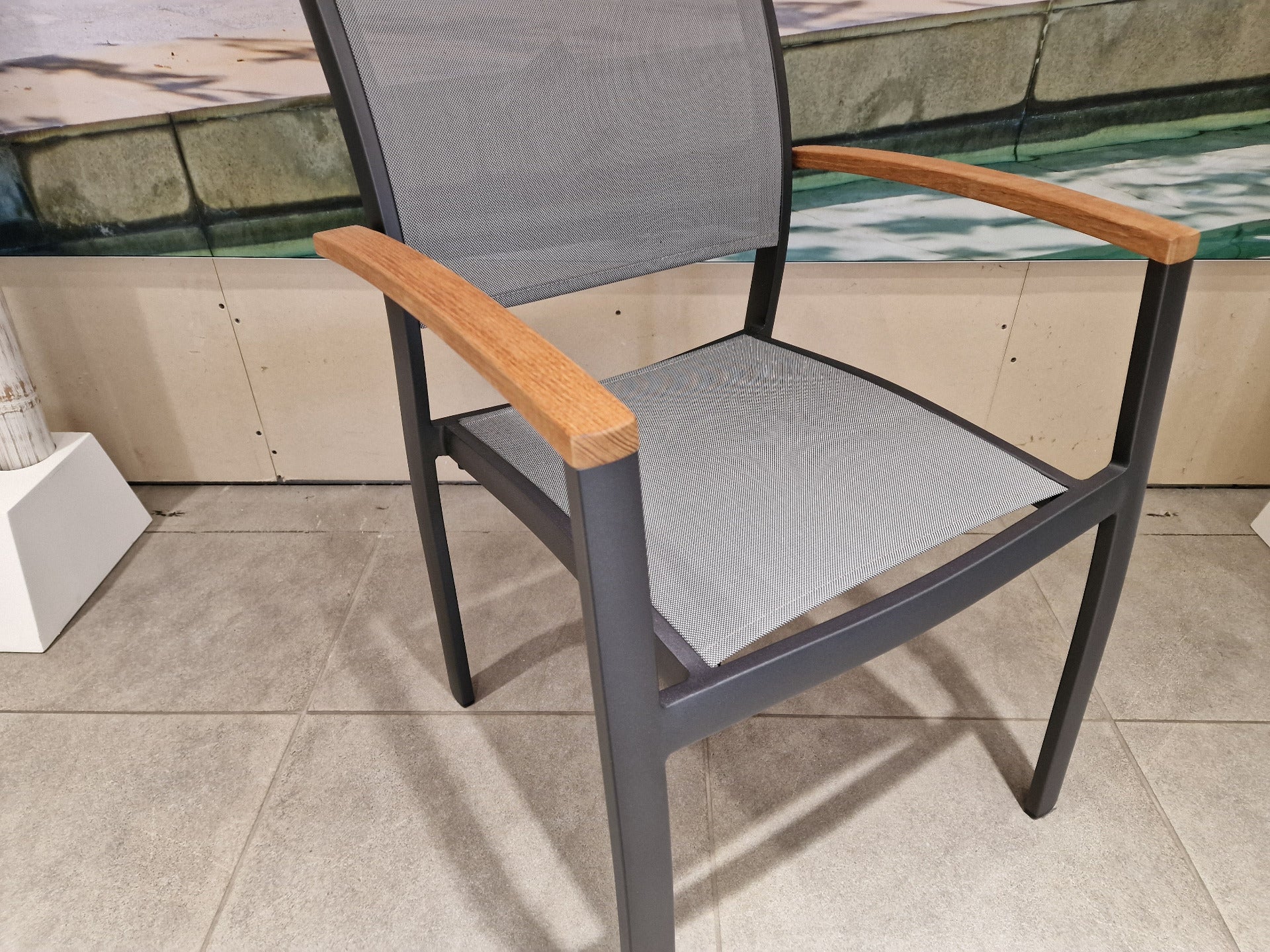 Alu Stapelstoel Namur Charcoal Mat - Silver Grey Textilene + Teak Arm