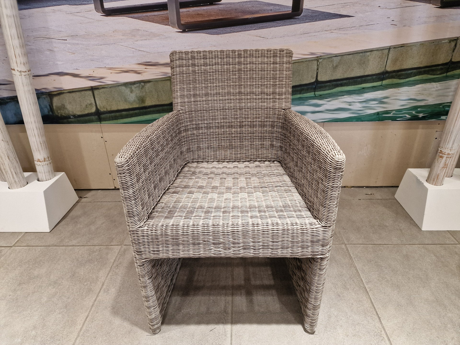 Wickerstoel Mora Met Arm Ronde Draad White Coral