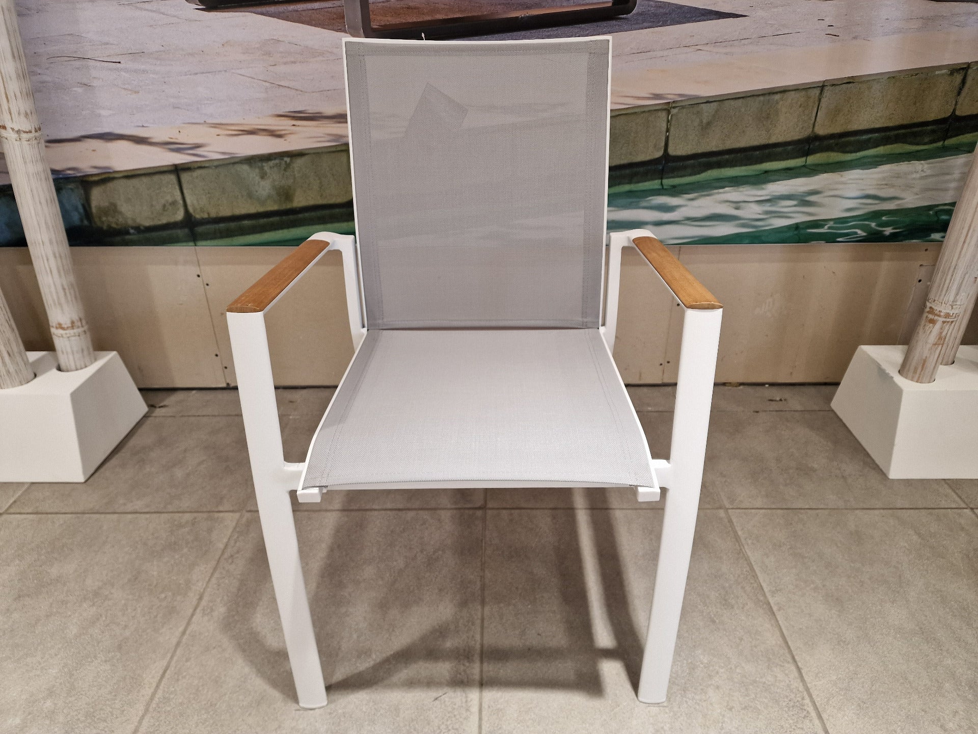 Alu Stapelstoel Sydney Wit Mat - Lichtgrijs Textileen + Teakarm