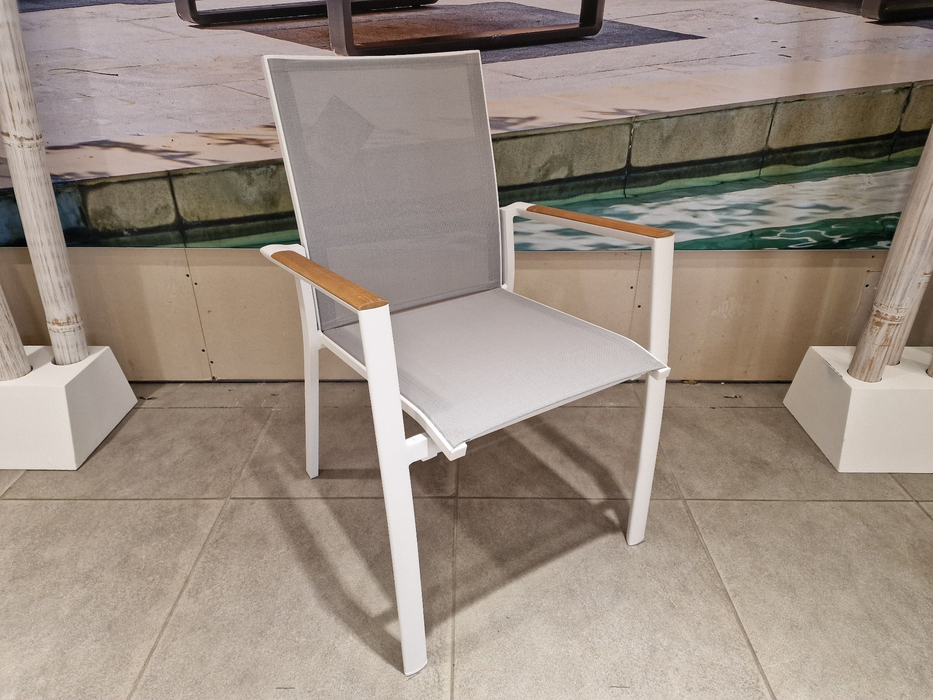 Alu Stapelstoel Sydney Wit Mat - Lichtgrijs Textileen + Teakarm