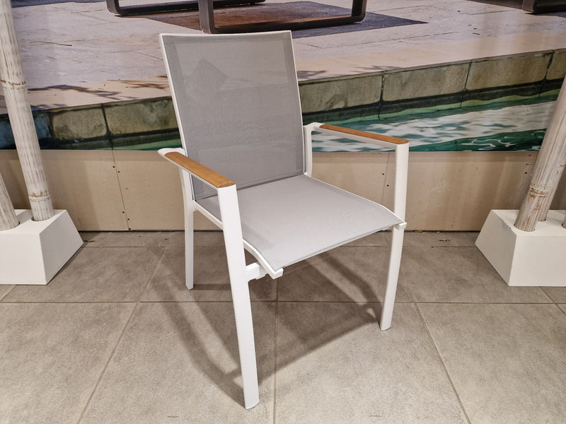 Alu Stapelstoel Sydney Wit Mat - Lichtgrijs Textileen + Teakarm