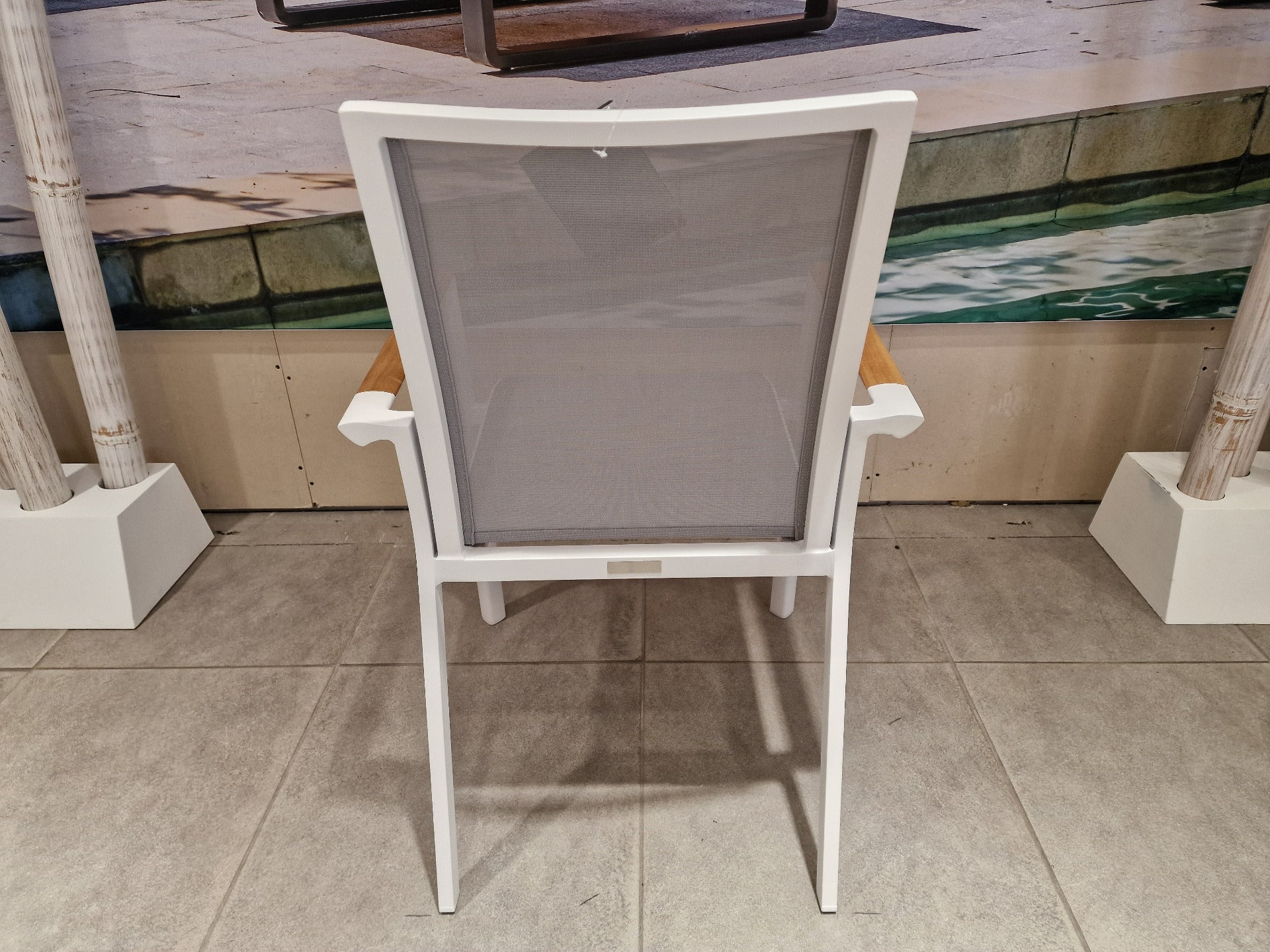 Alu Stapelstoel Sydney Wit Mat - Lichtgrijs Textileen + Teakarm