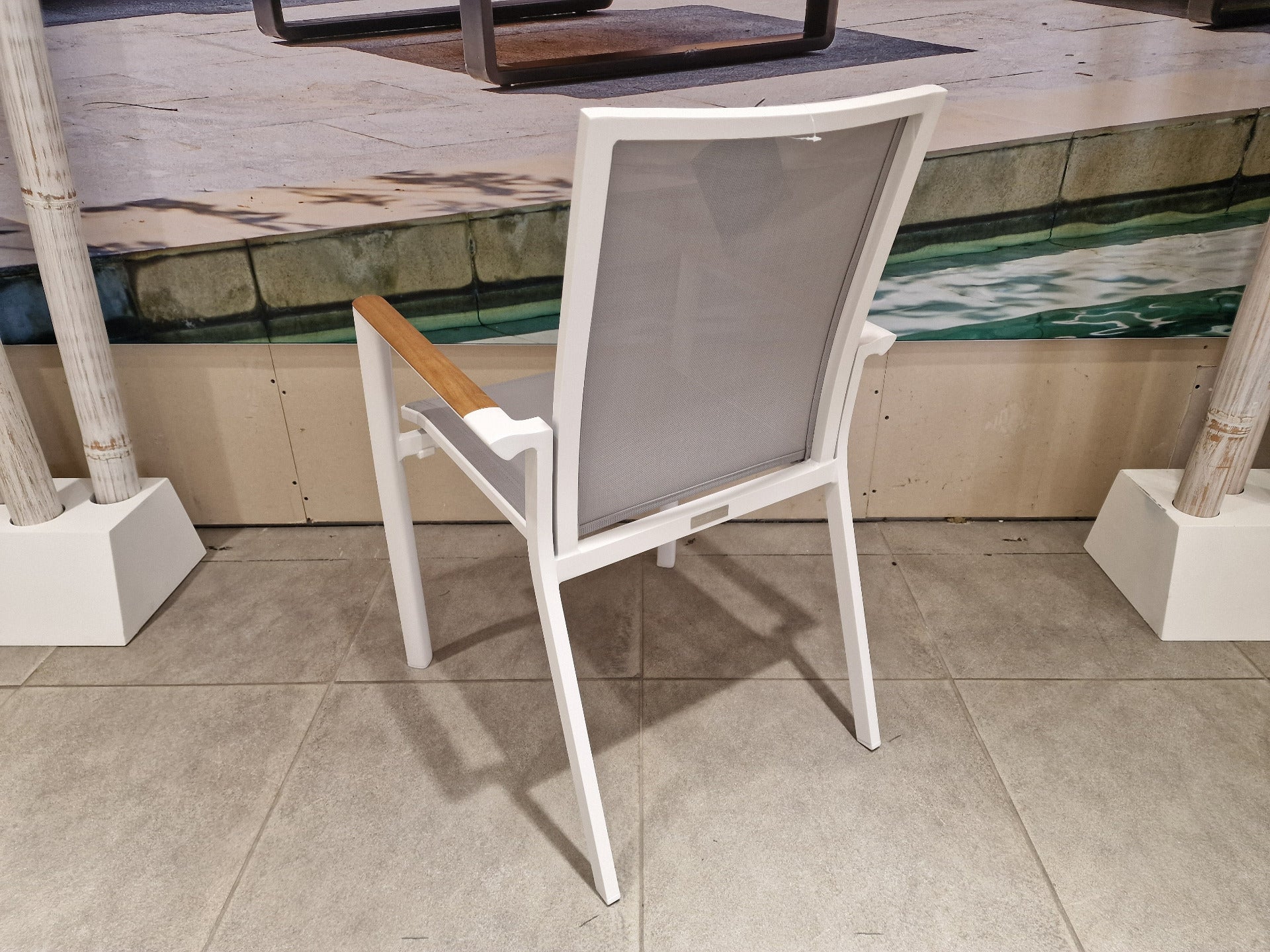 Alu Stapelstoel Sydney Wit Mat - Lichtgrijs Textileen + Teakarm