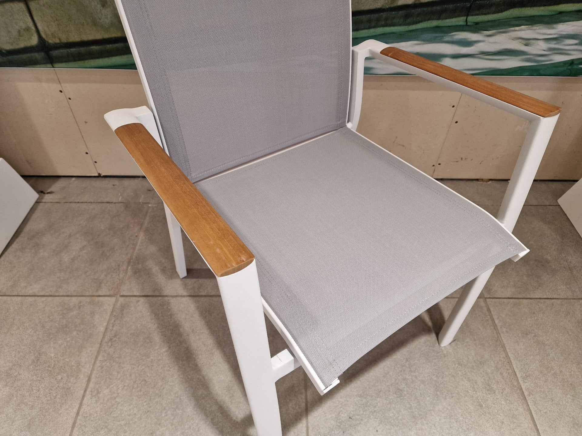 Alu Stapelstoel Sydney Wit Mat - Lichtgrijs Textileen + Teakarm