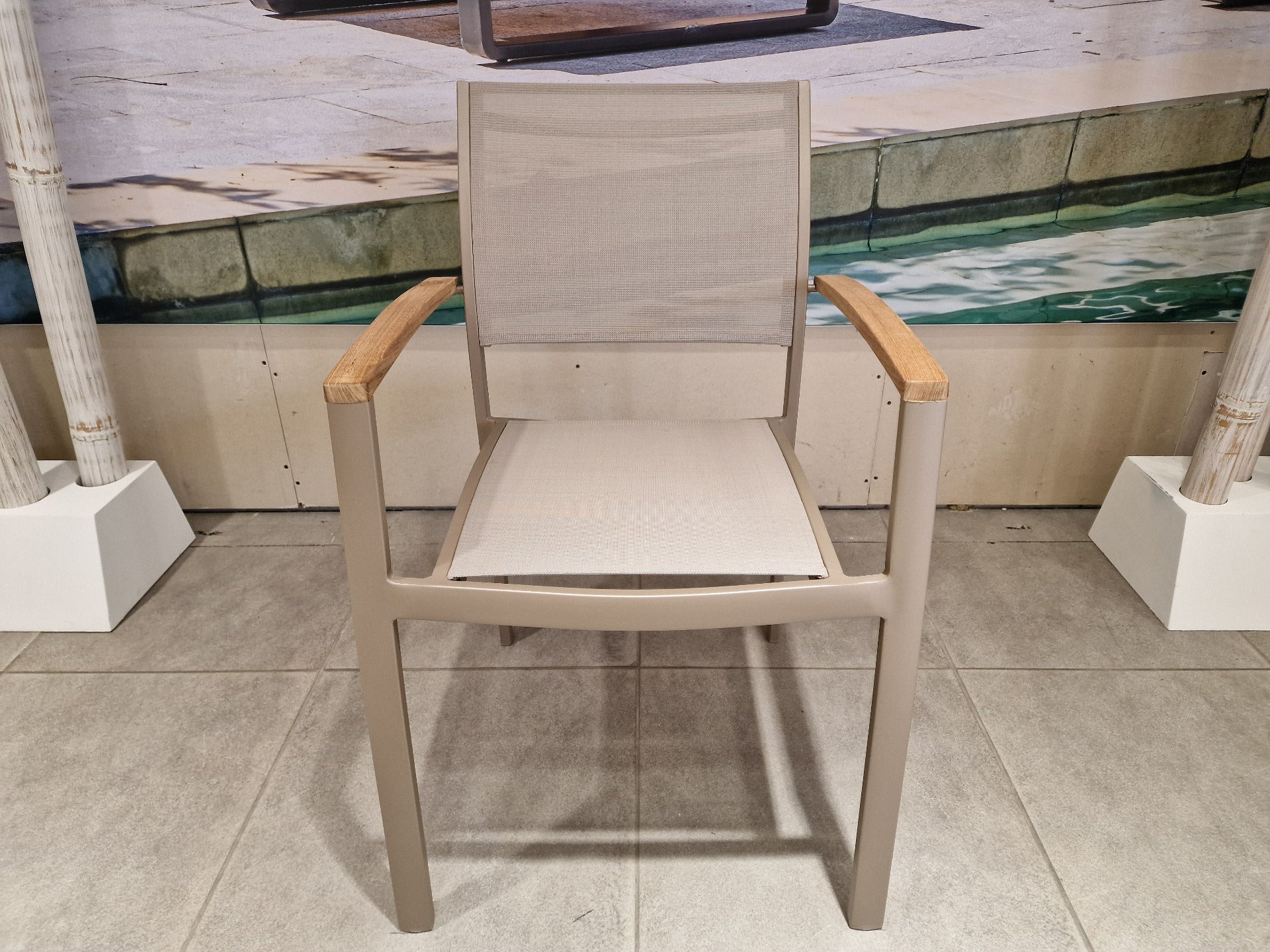 Alu Stapelstoel Namur Champagne Mat - Light Taupe Textilene + Teak Arm Rest