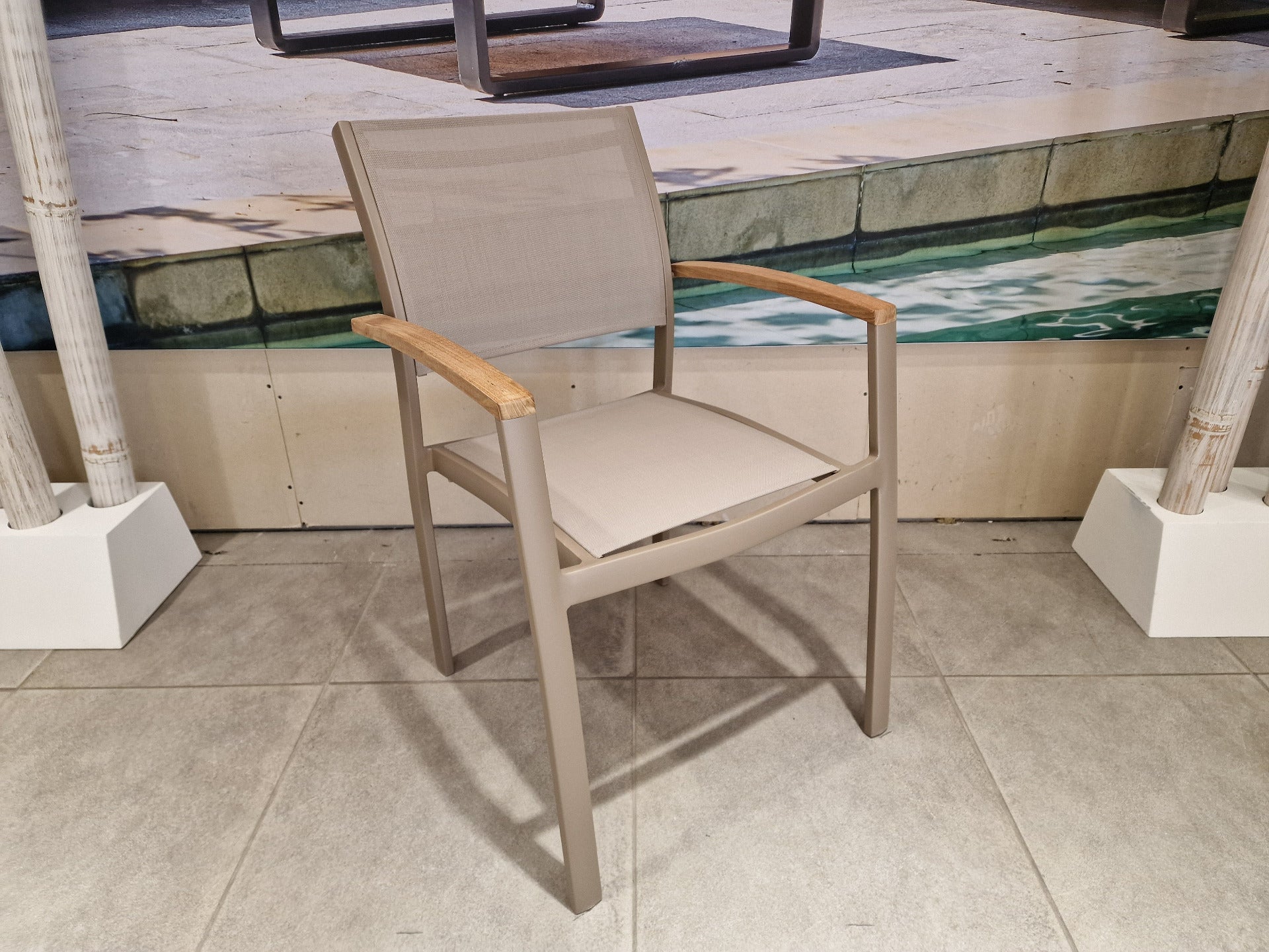 Alu Stapelstoel Namur Champagne Mat - Light Taupe Textilene + Teak Arm Rest