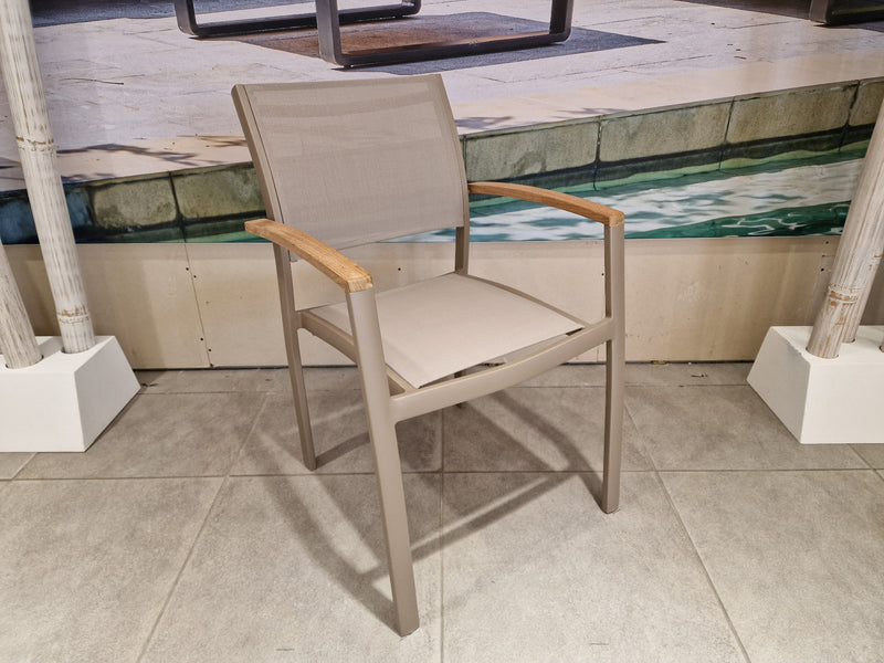 Alu Stapelstoel Namur Champagne Mat - Light Taupe Textilene + Teak Arm Rest