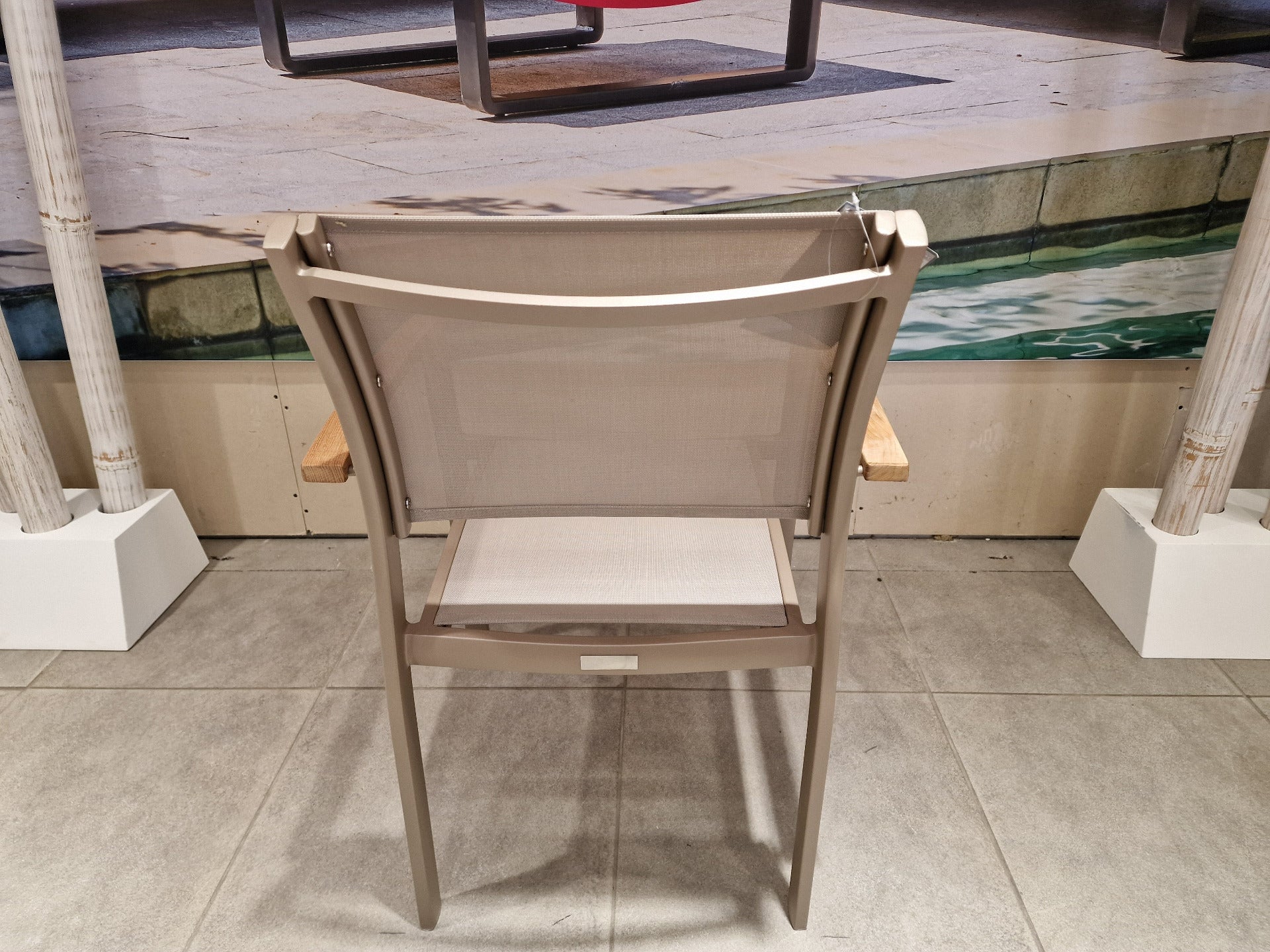 Alu Stapelstoel Namur Champagne Mat - Light Taupe Textilene + Teak Arm Rest