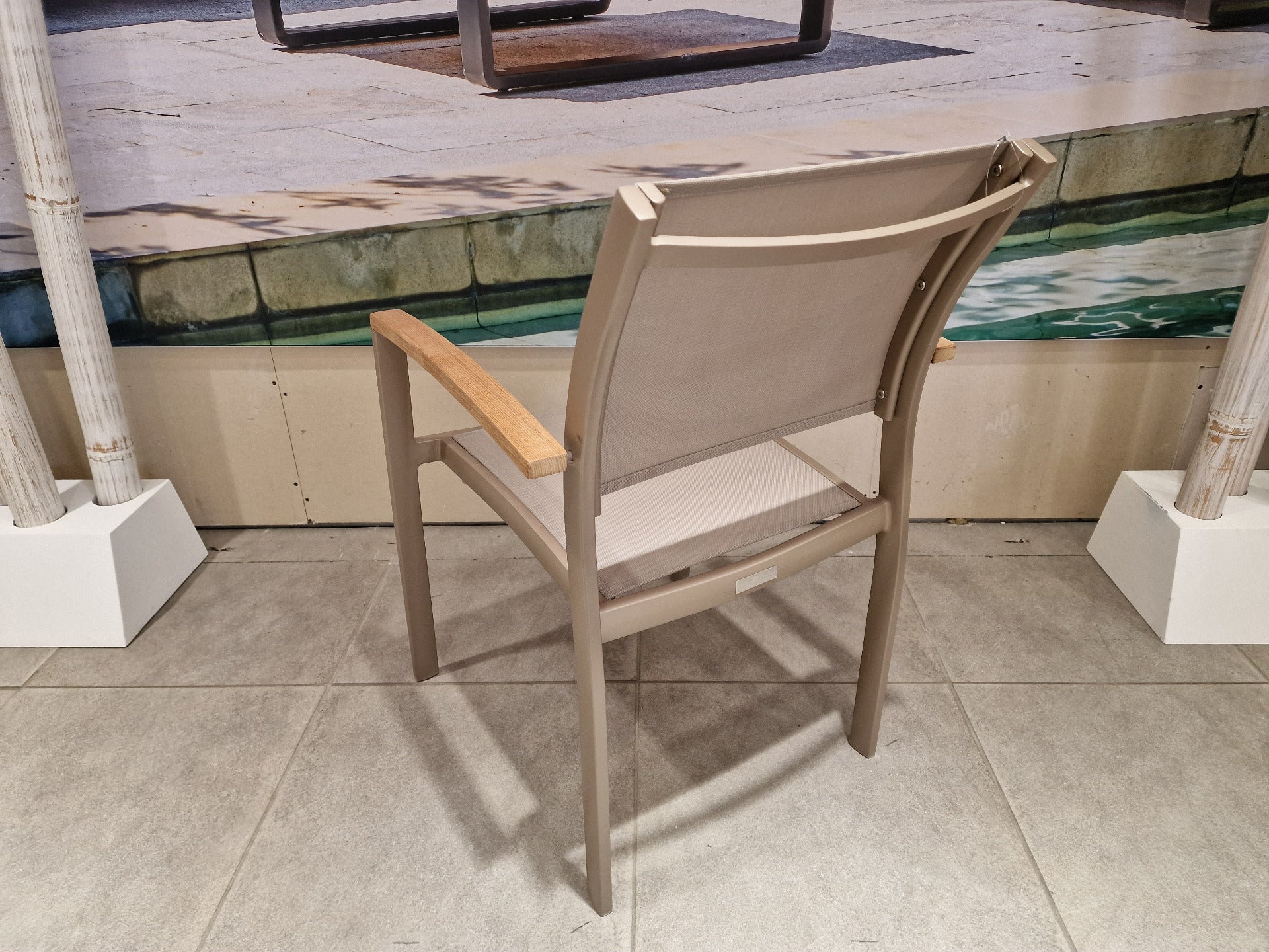 Alu Stapelstoel Namur Champagne Mat - Light Taupe Textilene + Teak Arm Rest