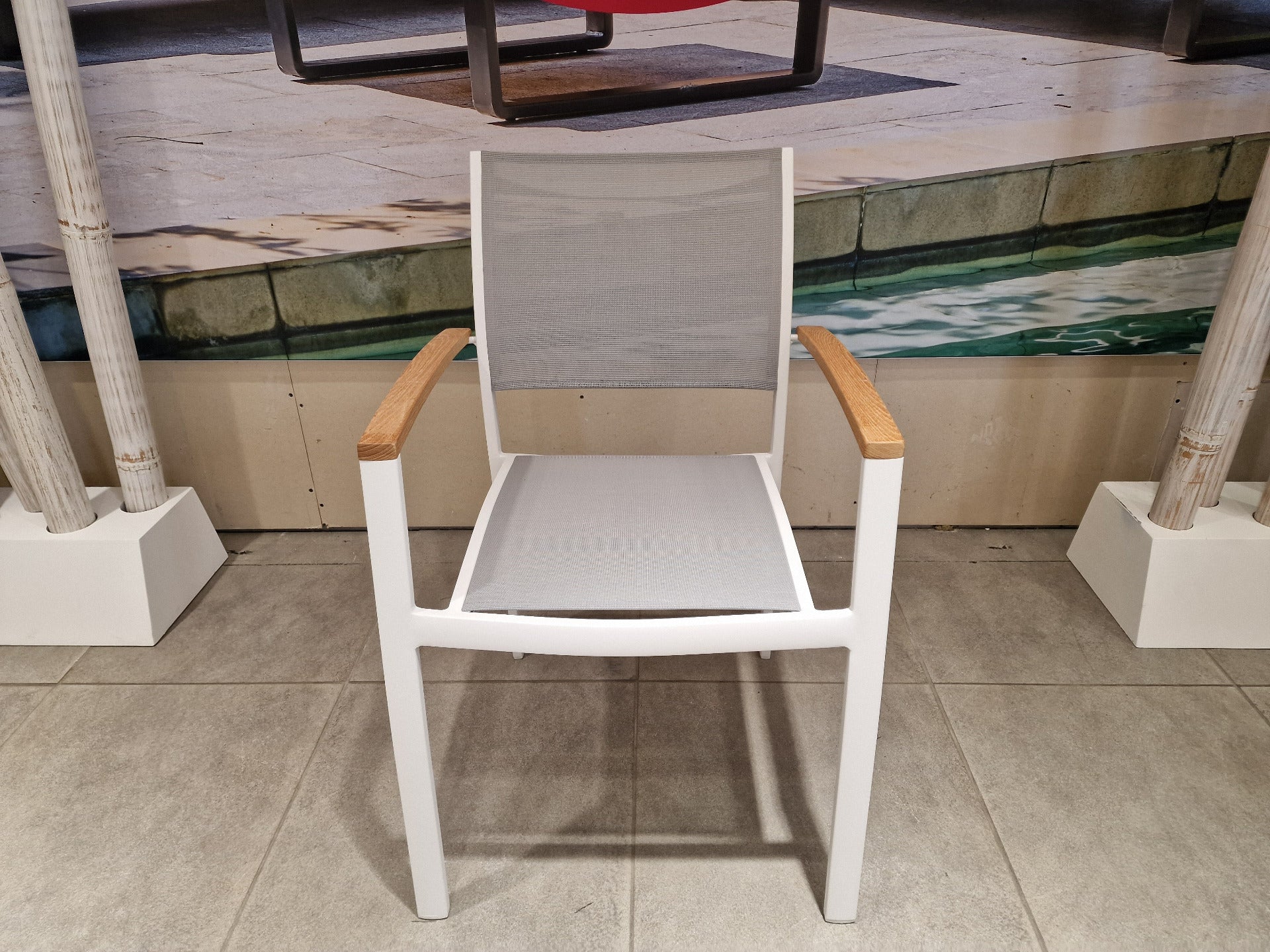 Alu Stapelstoel Namur White Mat - Light Grey Textilene + Teak Arm rest