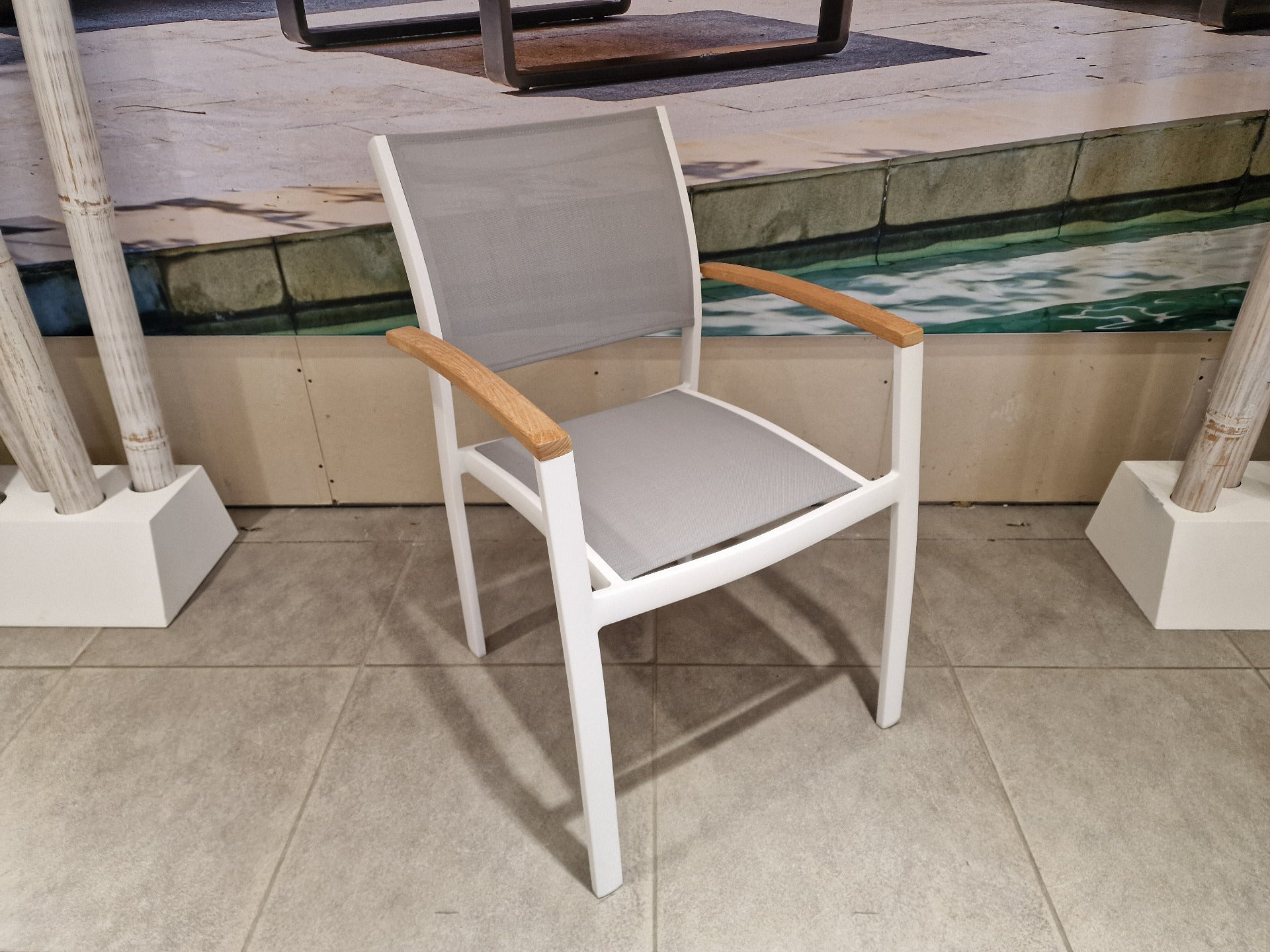 Alu Stapelstoel Namur White Mat - Light Grey Textilene + Teak Arm rest