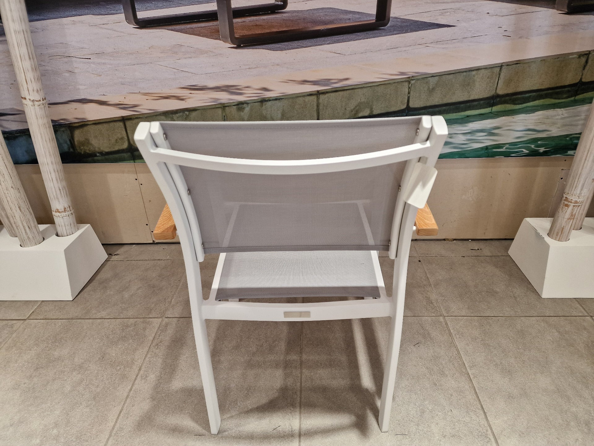 Alu Stapelstoel Namur White Mat - Light Grey Textilene + Teak Arm rest