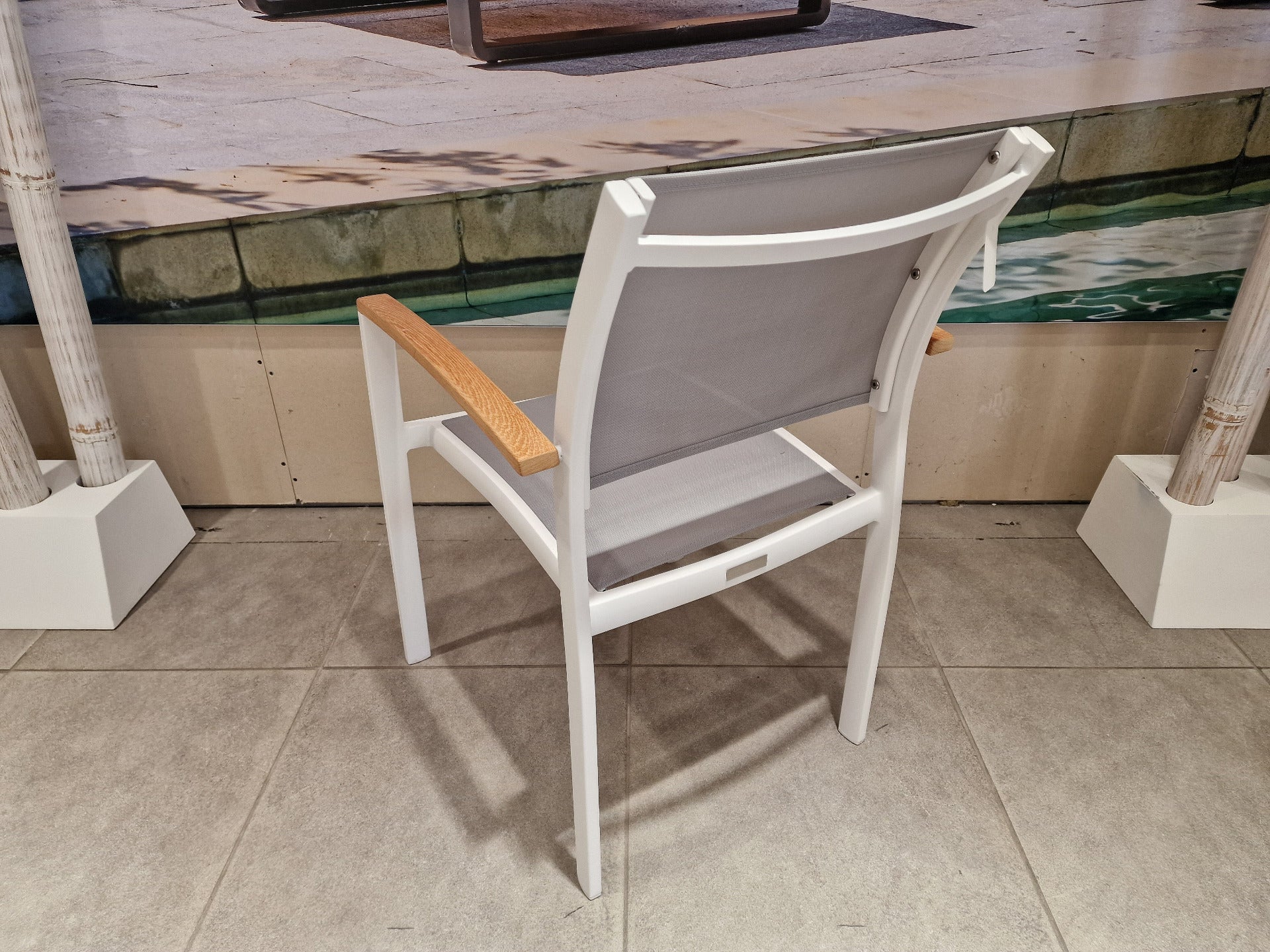 Alu Stapelstoel Namur White Mat - Light Grey Textilene + Teak Arm rest
