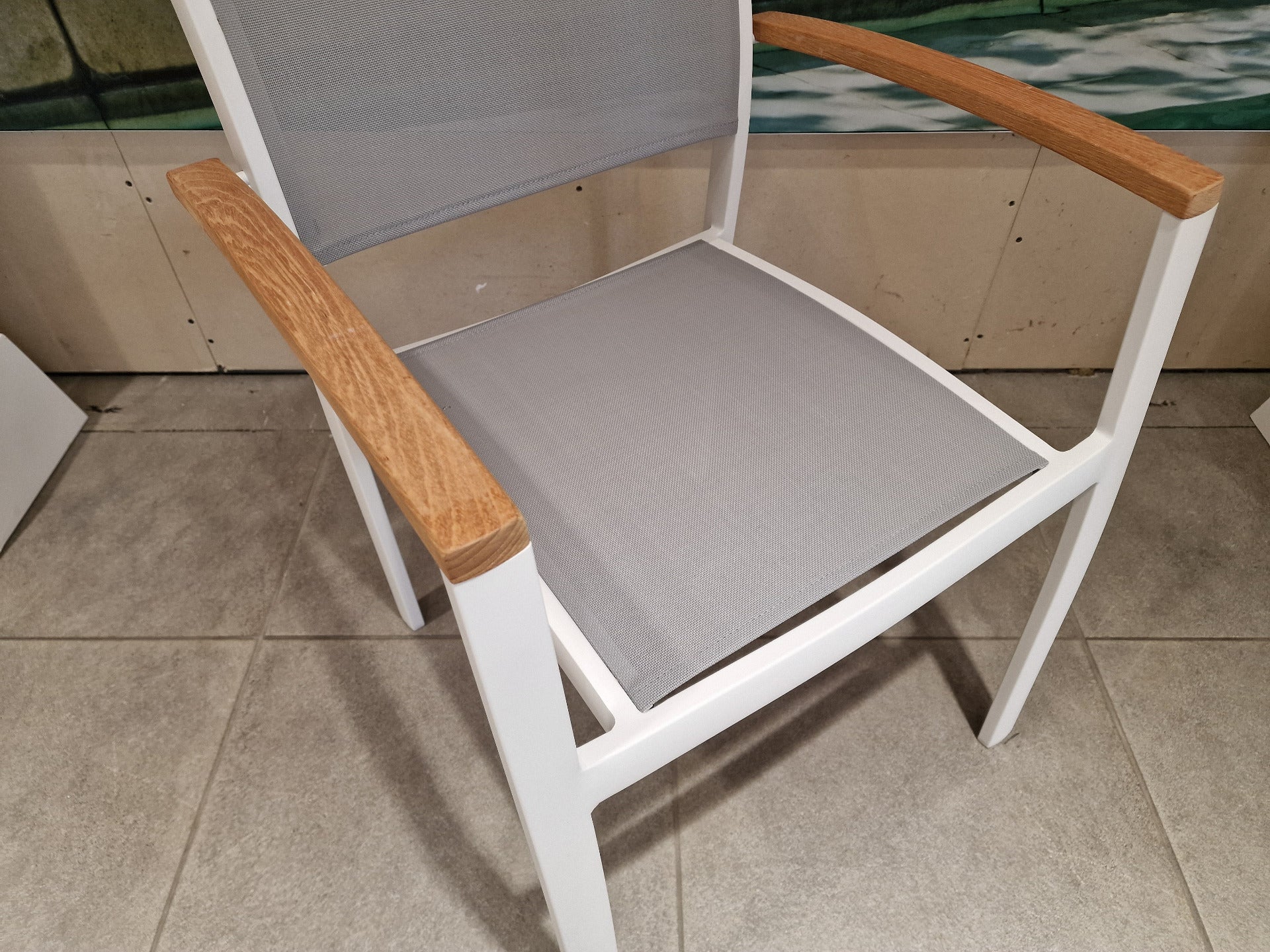 Alu Stapelstoel Namur White Mat - Light Grey Textilene + Teak Arm rest