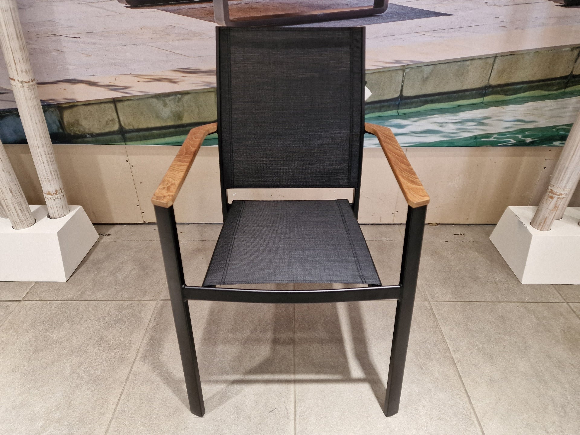 Alu Stapelstoel Bilbao Zwart Mat Alu + Zwart Textilene + Teak Armleuning