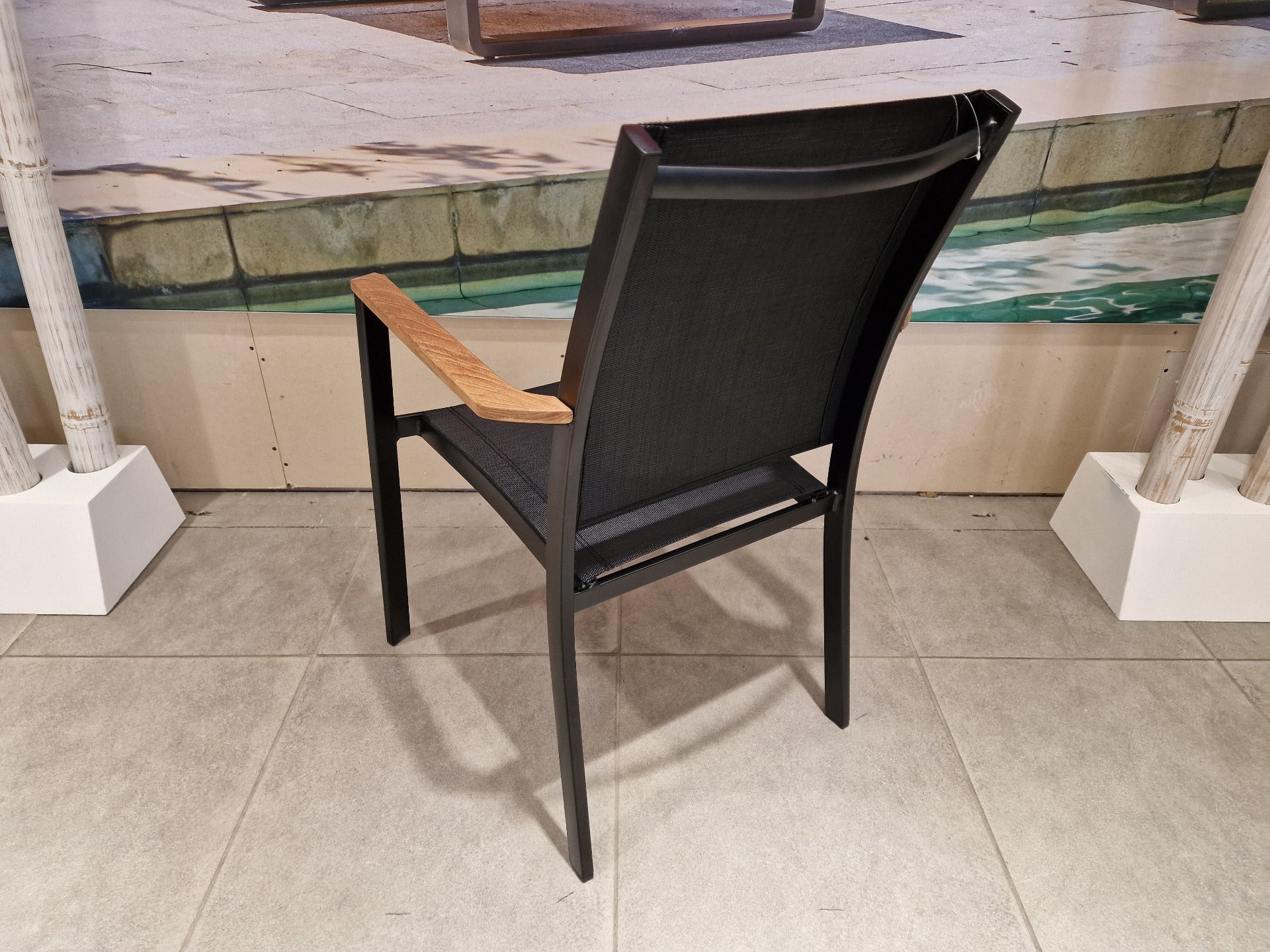 Alu Stapelstoel Bilbao Zwart Mat Alu + Zwart Textilene + Teak Armleuning