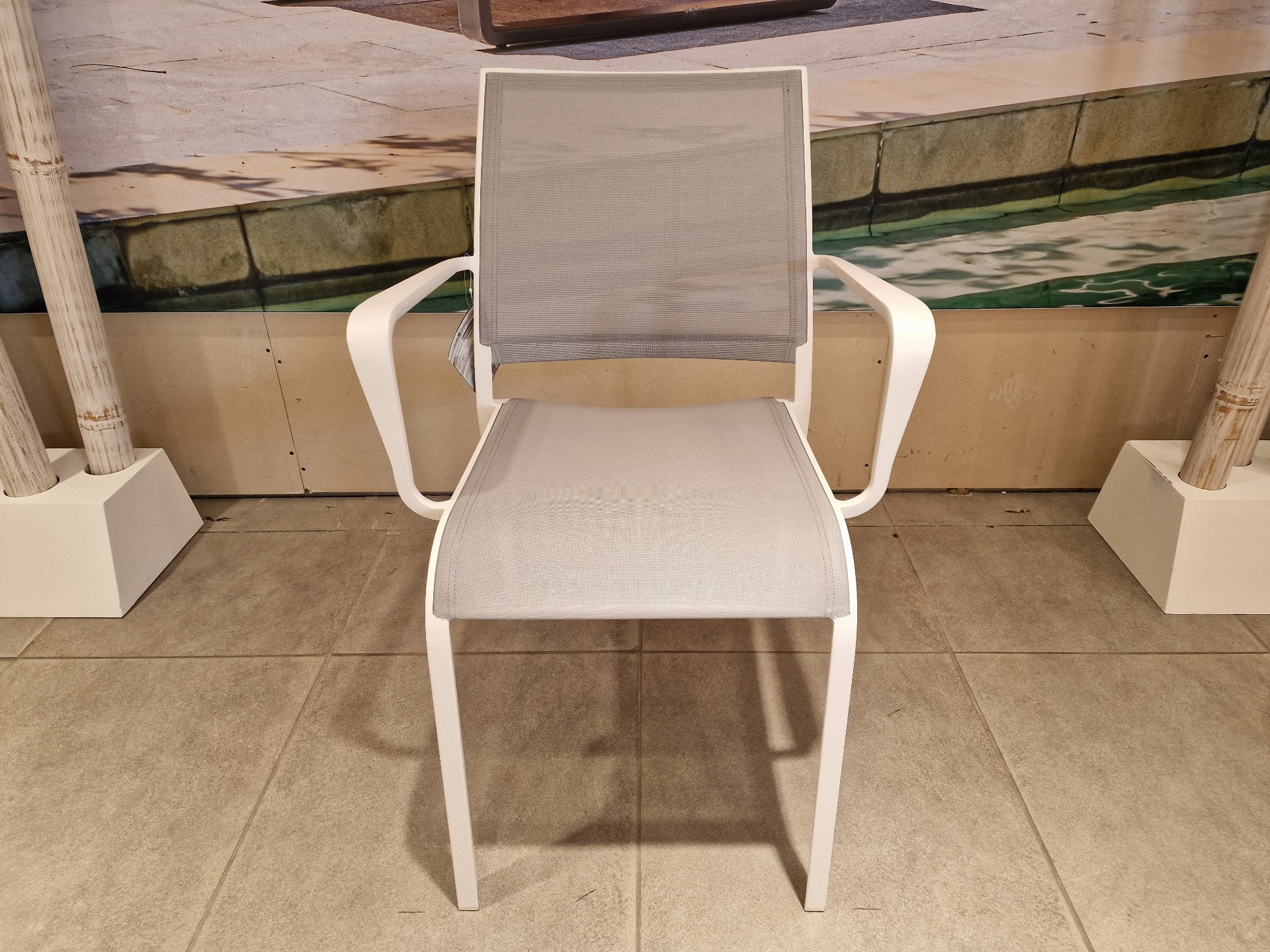 Alu Stapelstoel Nice White Mat + Light Grey Textilene + Armleuning