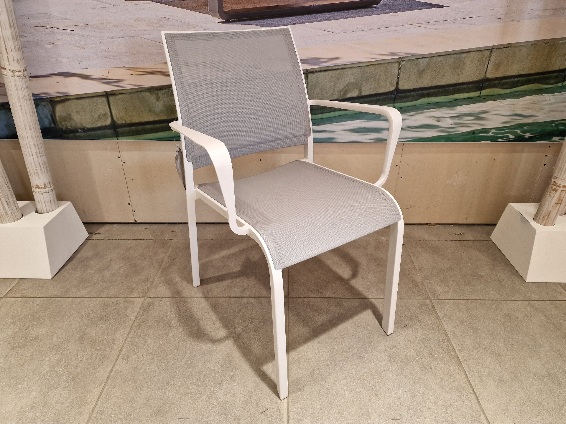 Alu Stapelstoel Nice White Mat + Light Grey Textilene + Armleuning
