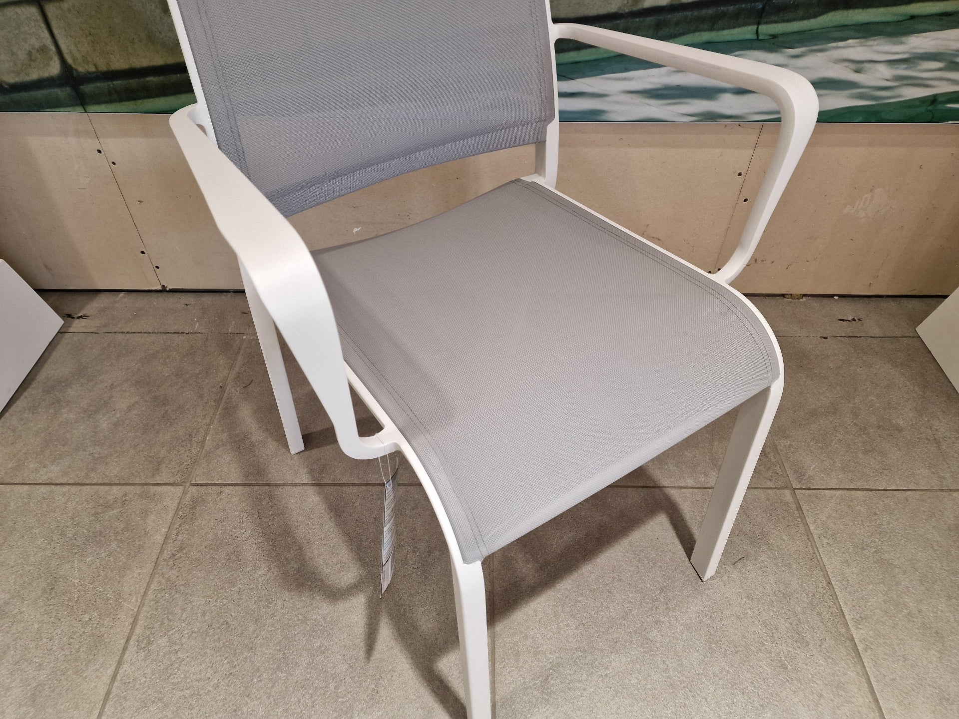 Alu Stapelstoel Nice White Mat + Light Grey Textilene + Armleuning