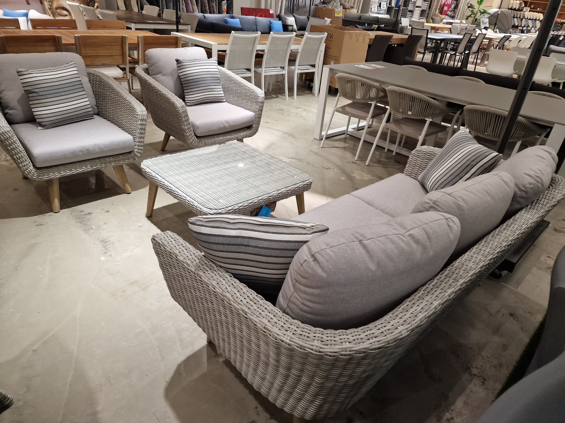 Mirelo Lounge Set 3-zit + 2x 1-zit + salontafel - Wicker Natural White Grey