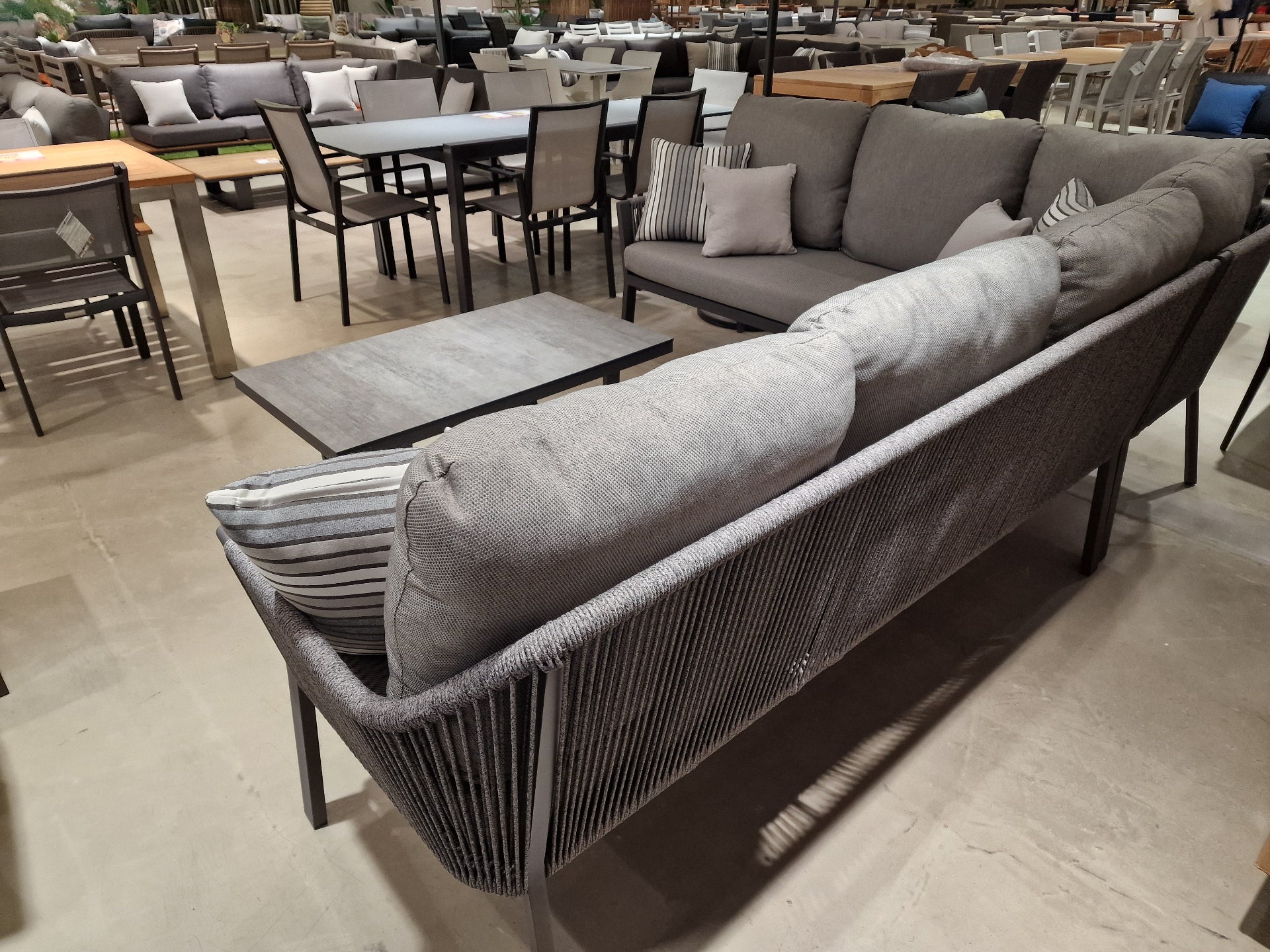 Alu Loungeset Liv Right 267cm x 208cm x H95cm - Charcoal Frame + Valencia Coffee Table 105cm x 60cm x H45cm Charcoal Frame