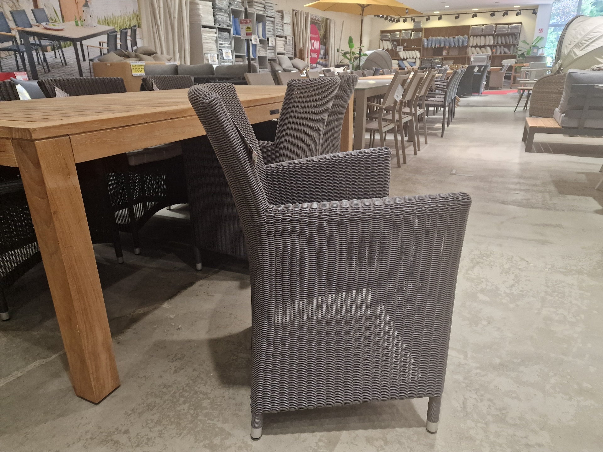 Wickerzetel met Arm - Ronde Draad - Taupe Polycore Luxury Lounge