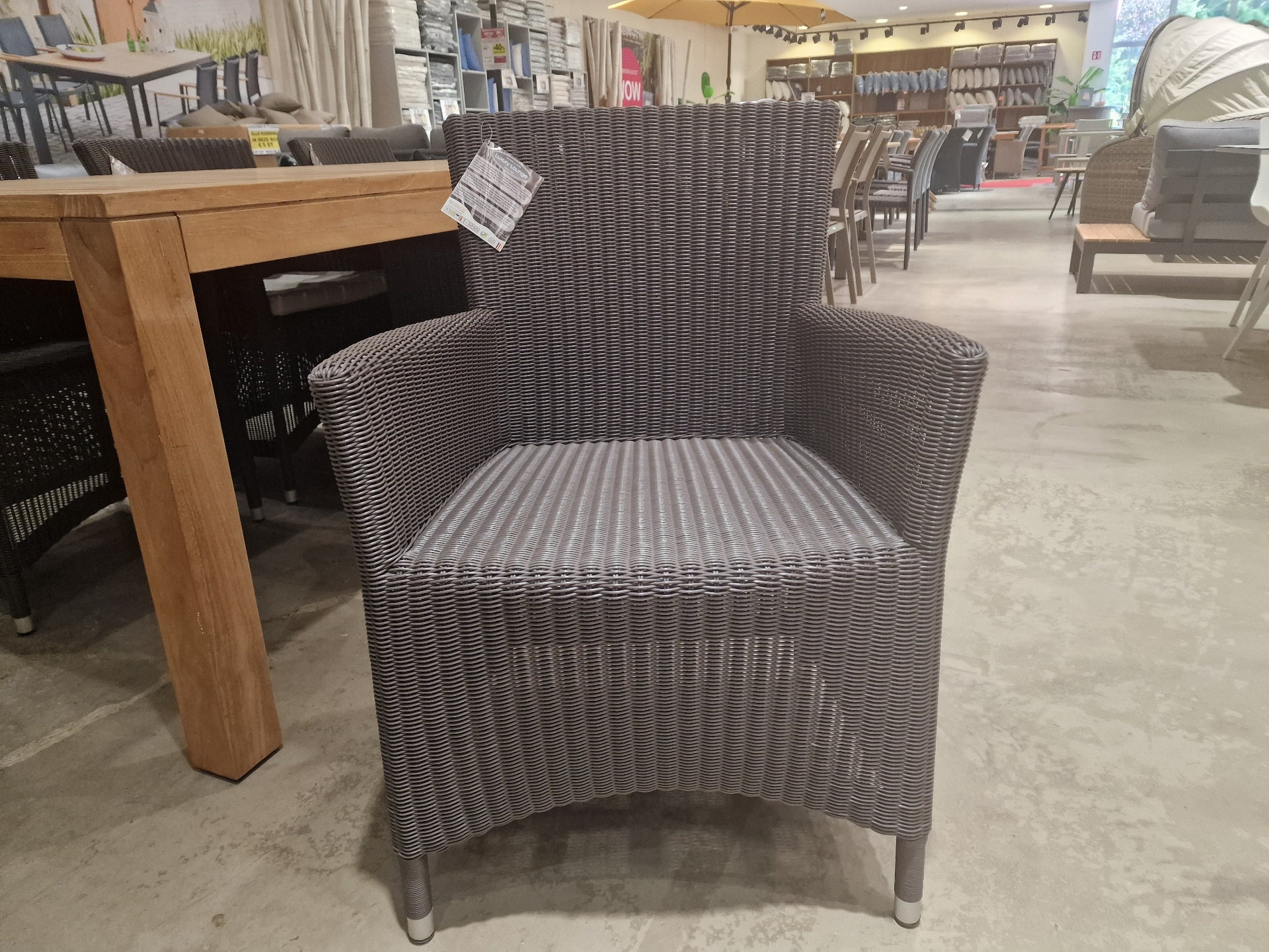 Wickerzetel met Arm - Ronde Draad - Taupe Polycore Luxury Lounge