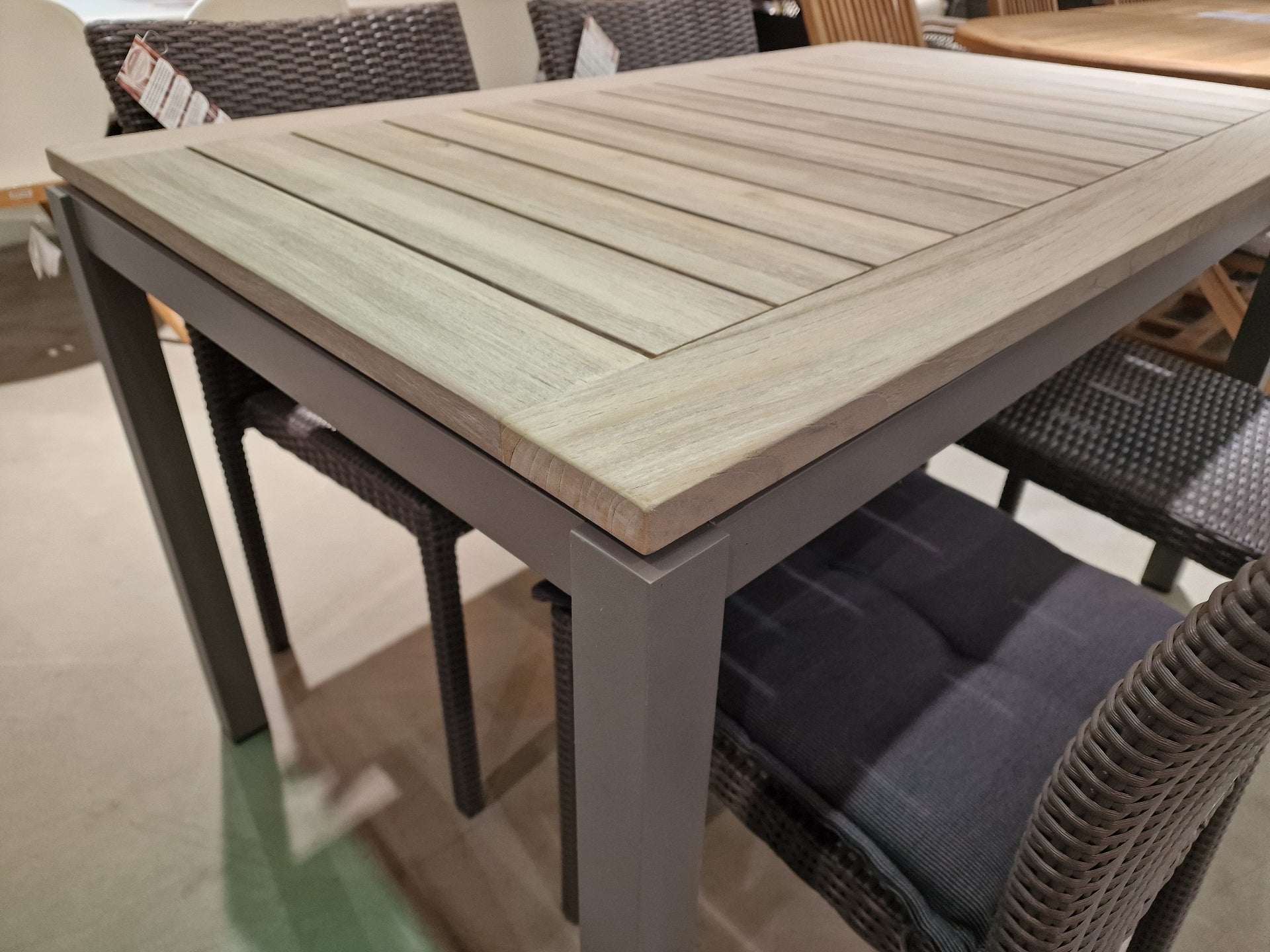 Alu Tuintafel Frame Jefferson Warm-Grey Mat 130cm x 80cm + Teak Top Cancun Instant Grey Brushed