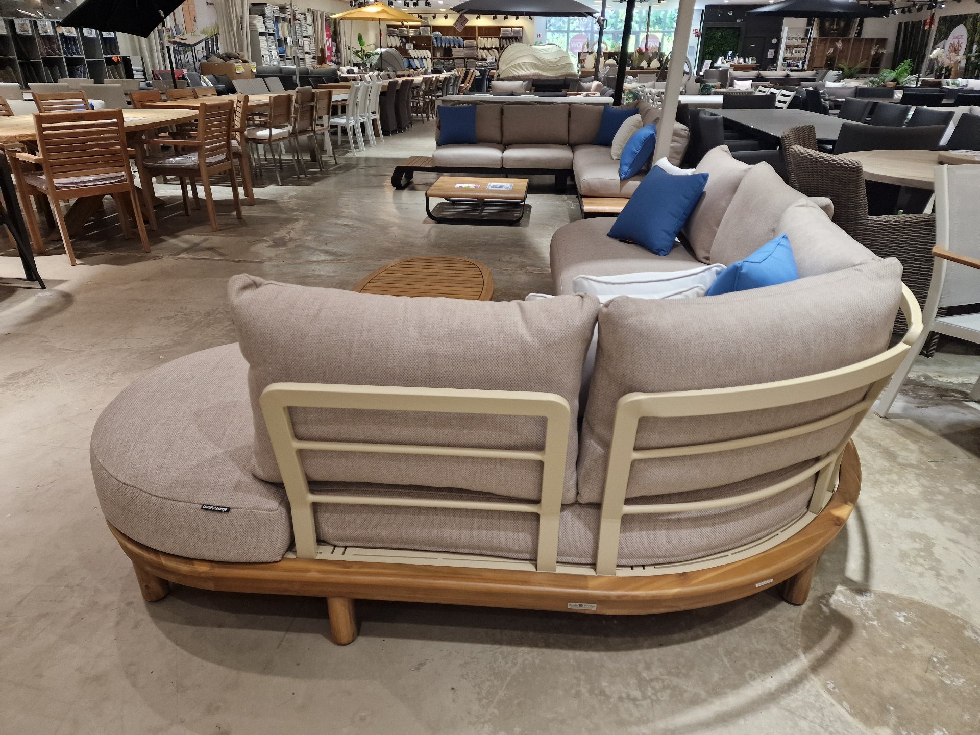 Salvador Hoeklounge - Acacia Light Teak Look - Alu Rugleuning Sand - Kussens Serval Light Brown Olefin 370 - Luxury Lounge