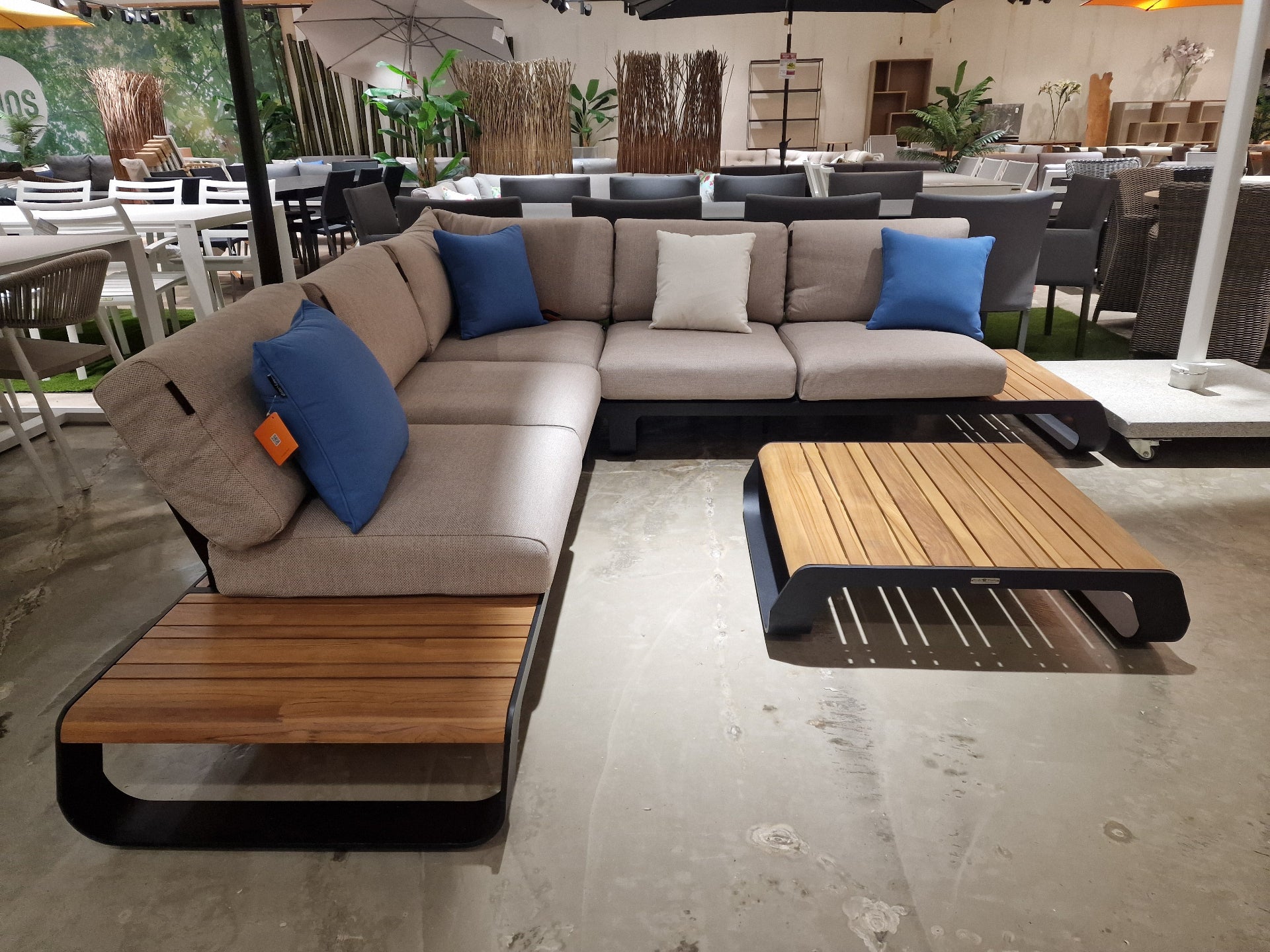 Perla Hoeklounge Alu Frame Zwart + Teak Naturel - Kussens Serval Light Brown Olefin 370