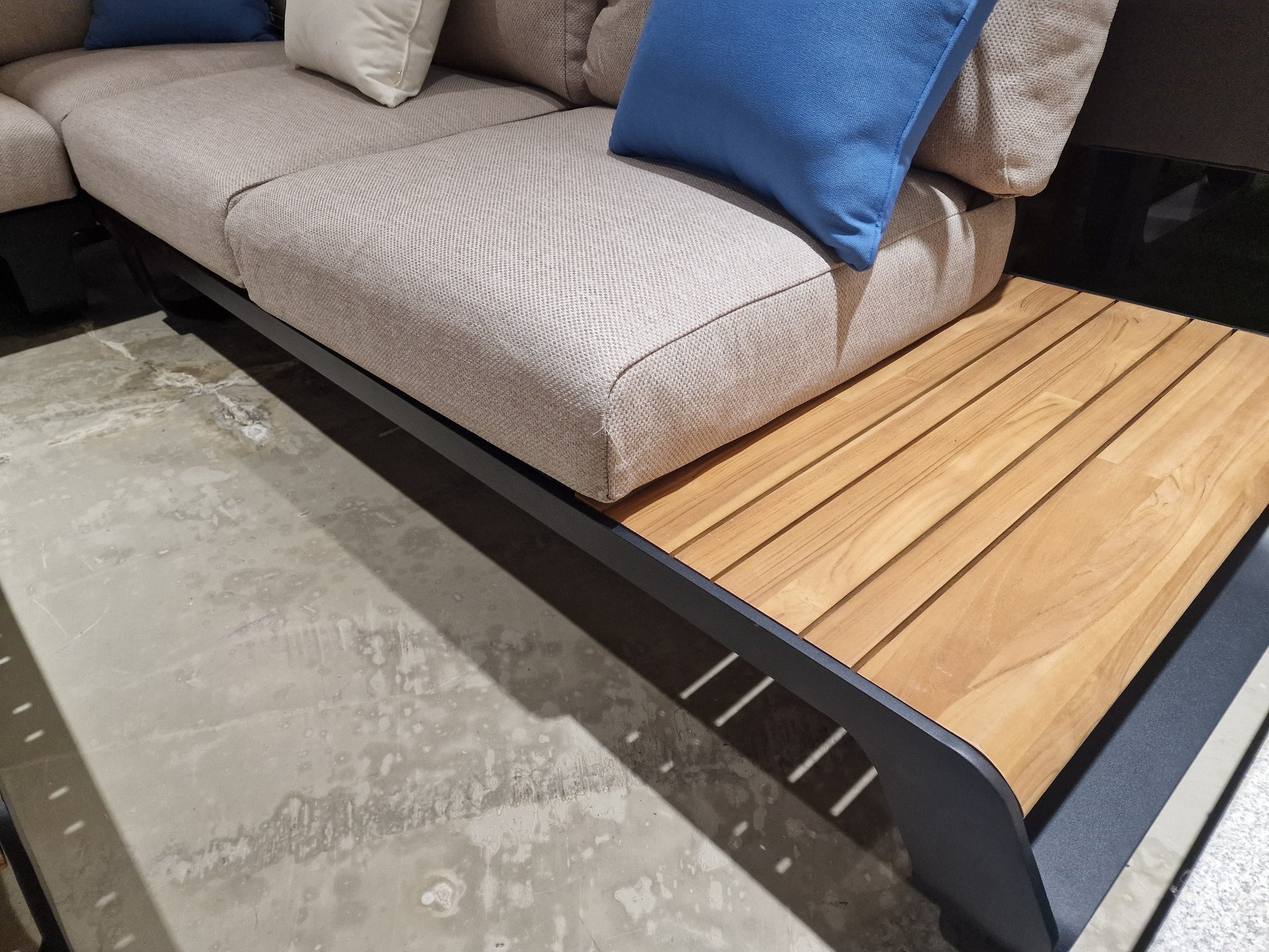 Perla Hoeklounge Alu Frame Zwart + Teak Naturel - Kussens Serval Light Brown Olefin 370