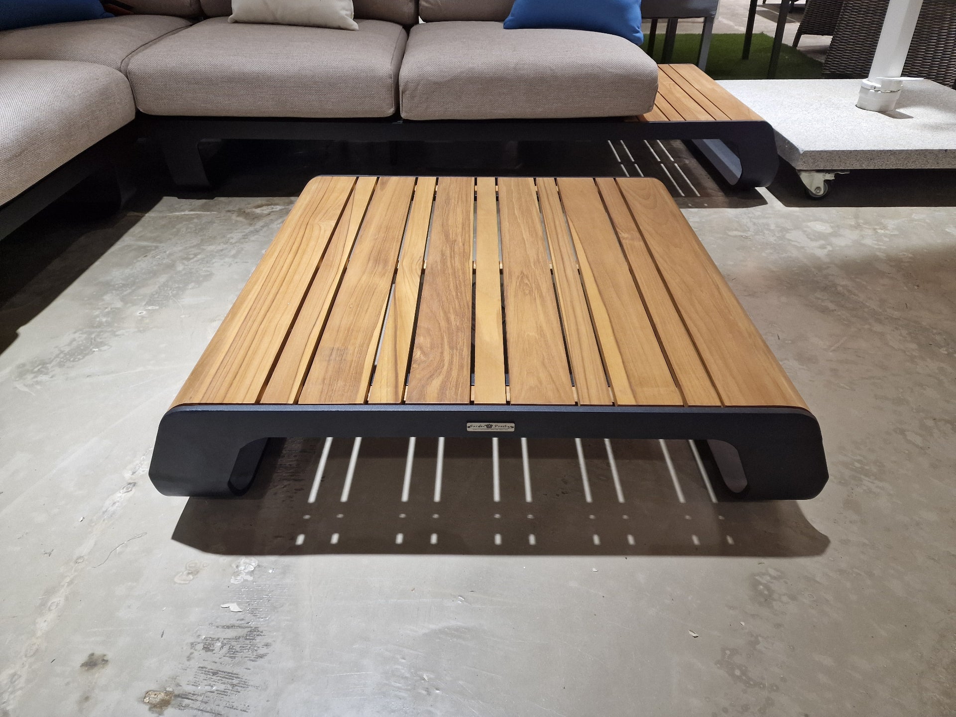 Perla Hoeklounge Alu Frame Zwart + Teak Naturel - Kussens Serval Light Brown Olefin 370