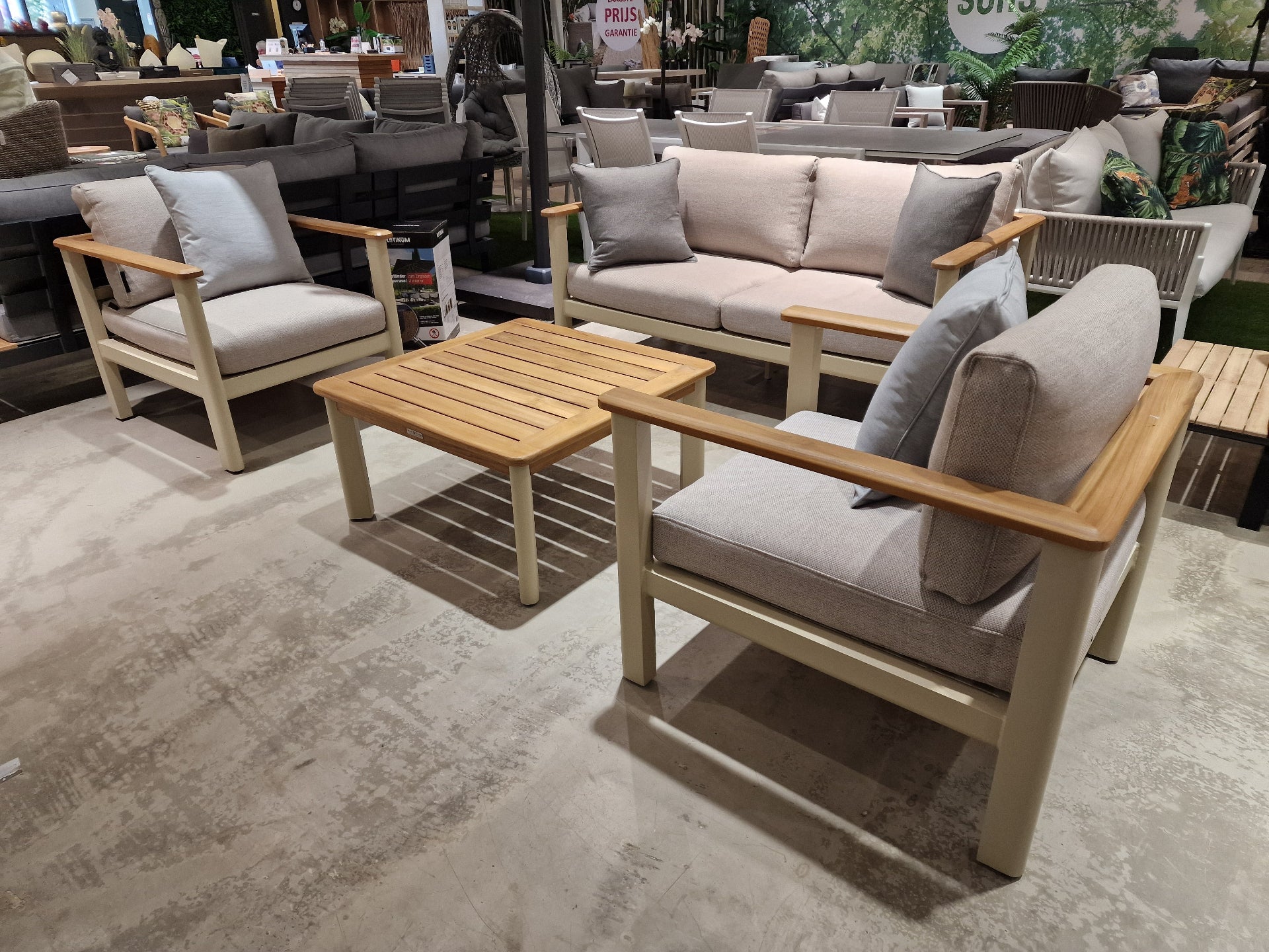 Forza Lounge Sofaset Alu Frame Sand + Teak Natural Armleuning - Kussens Serval Light Brown Olefin 370