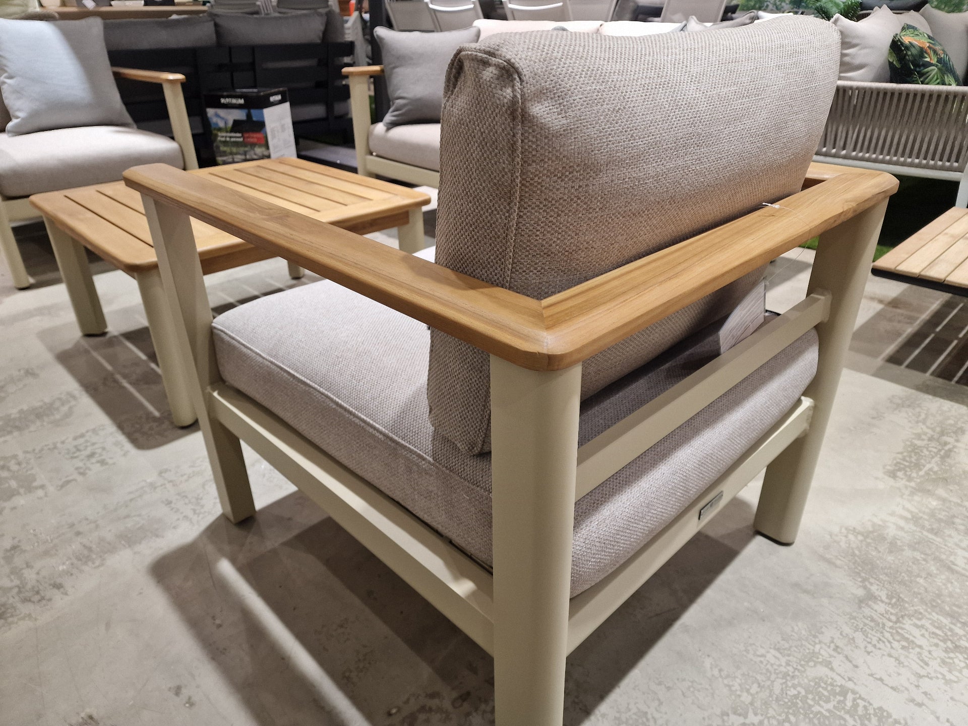 Forza Lounge Sofaset Alu Frame Sand + Teak Natural Armleuning - Kussens Serval Light Brown Olefin 370