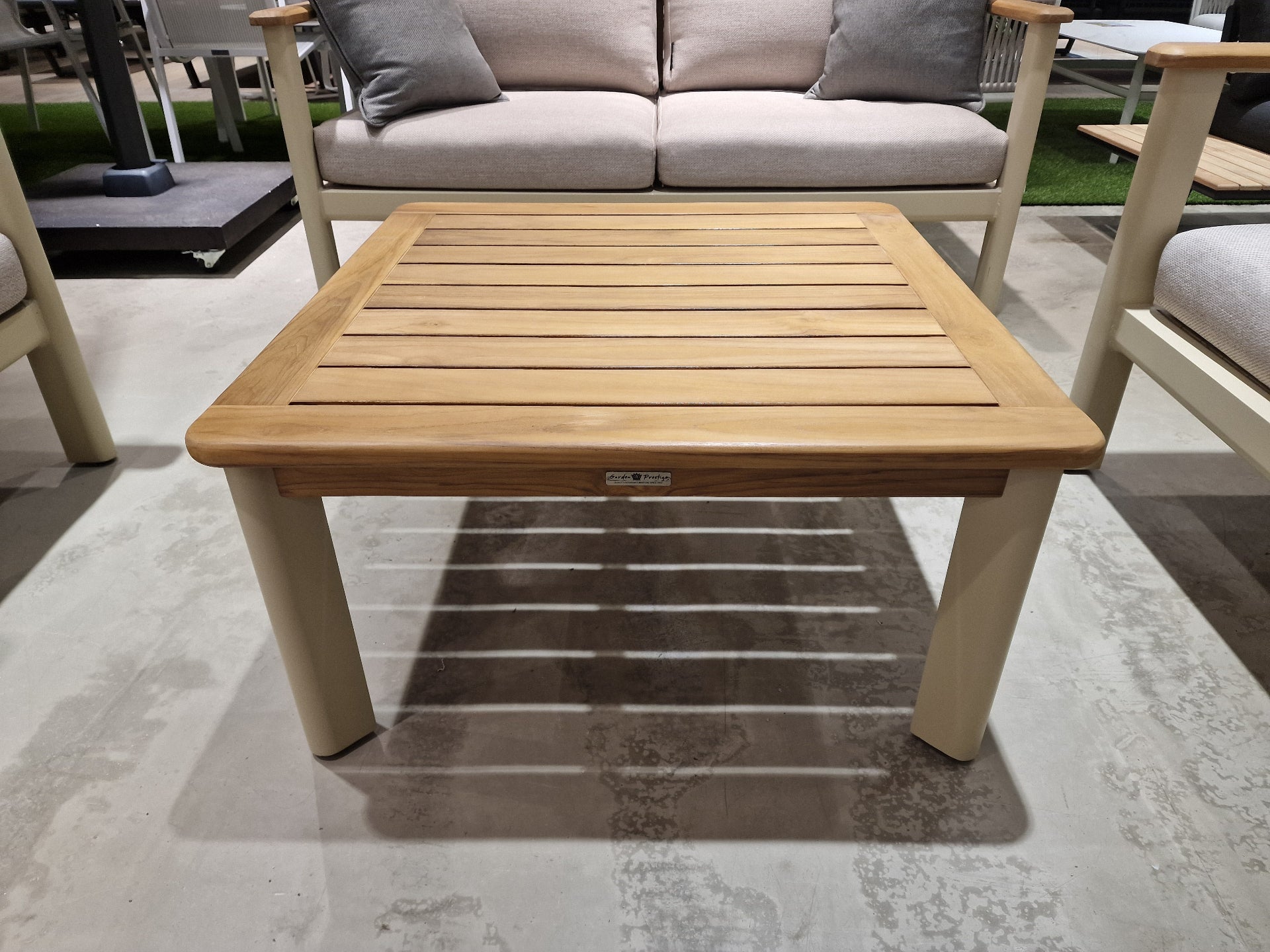 Forza Lounge Sofaset Alu Frame Sand + Teak Natural Armleuning - Kussens Serval Light Brown Olefin 370