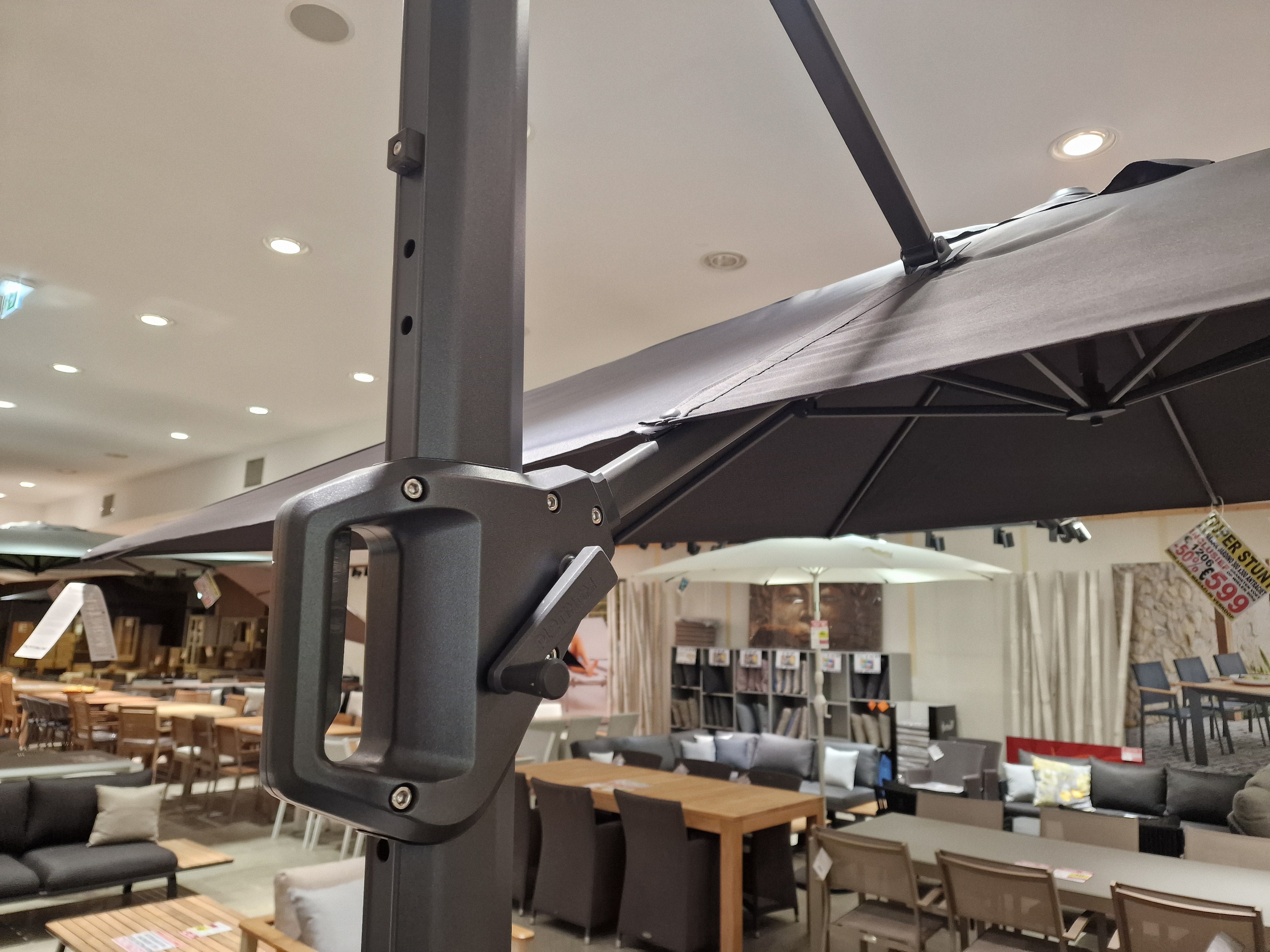 Zweefparasol Challenger T1 300 x 300cm Doek Antraciet + Graniet Voet 90KG Zwart Nesling