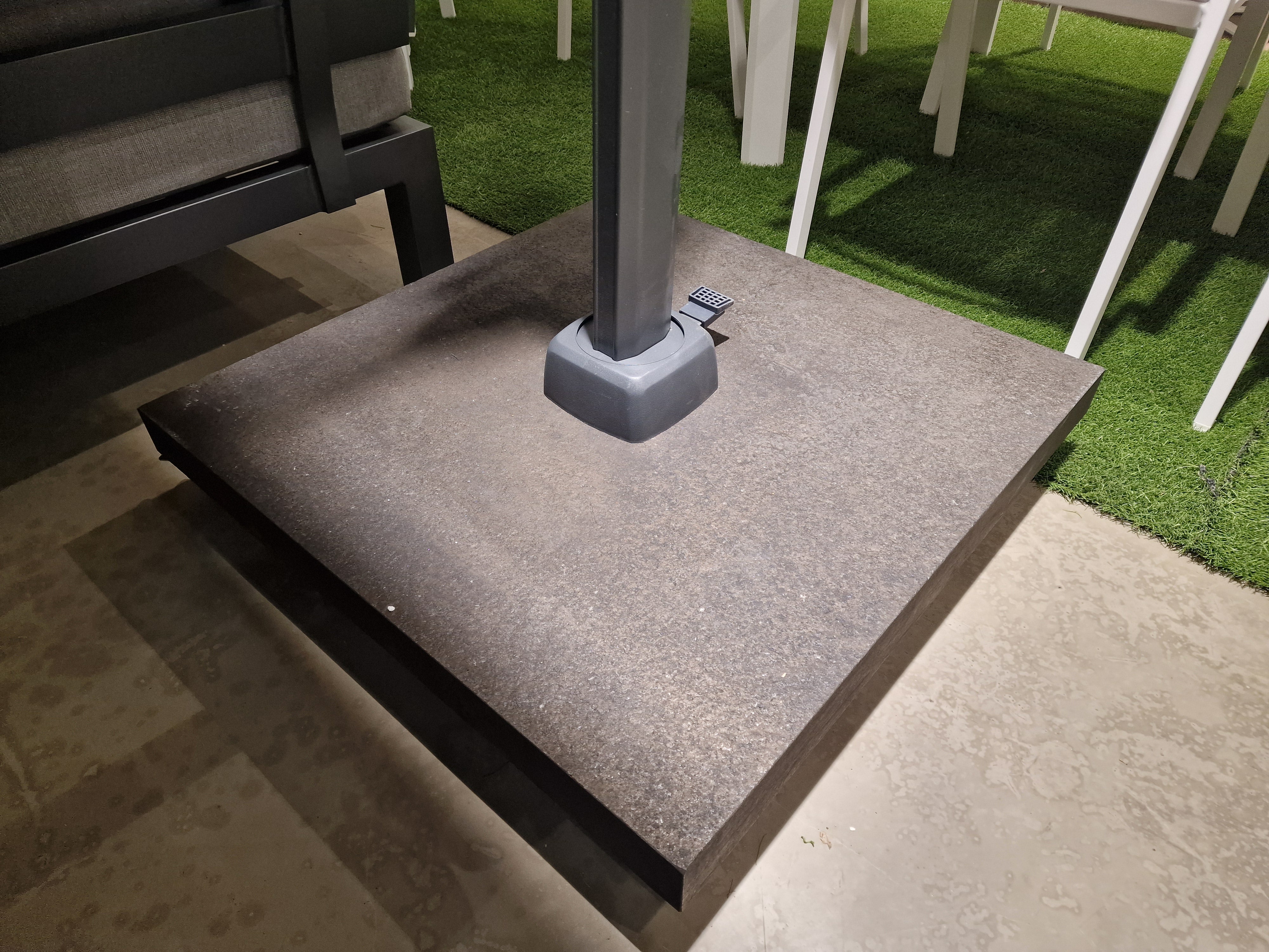 Zweefparasol Challenger T1 300 x 300cm Doek Antraciet + Graniet Voet 90KG Zwart Nesling