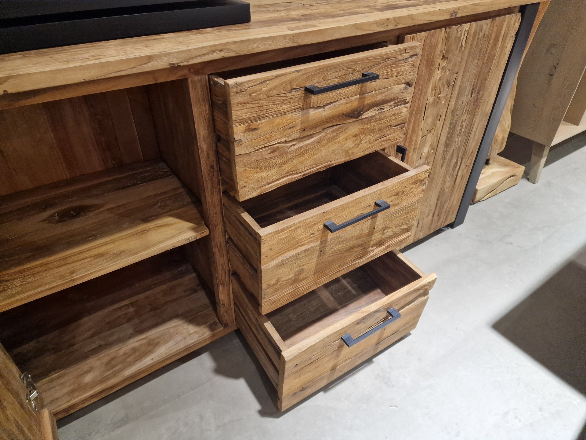 Atlanta Dressoir Met 2 Deuren en 3 Laden 170 x 45 x H85 cm Vintage