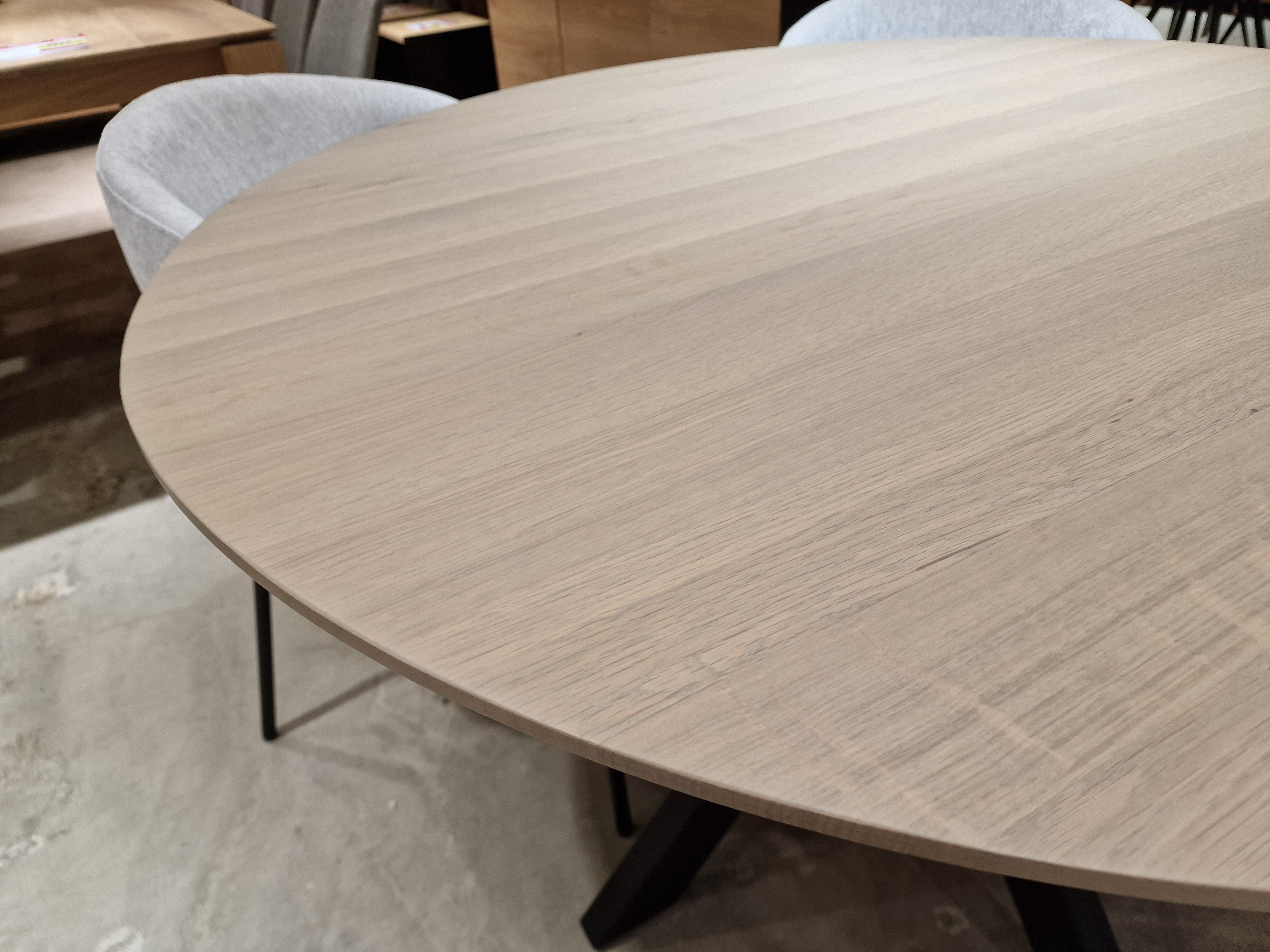 Eik Interieurtafel Rond Dia 120cm Naturel Verjongd met Zwarte metalen Spider-Poot