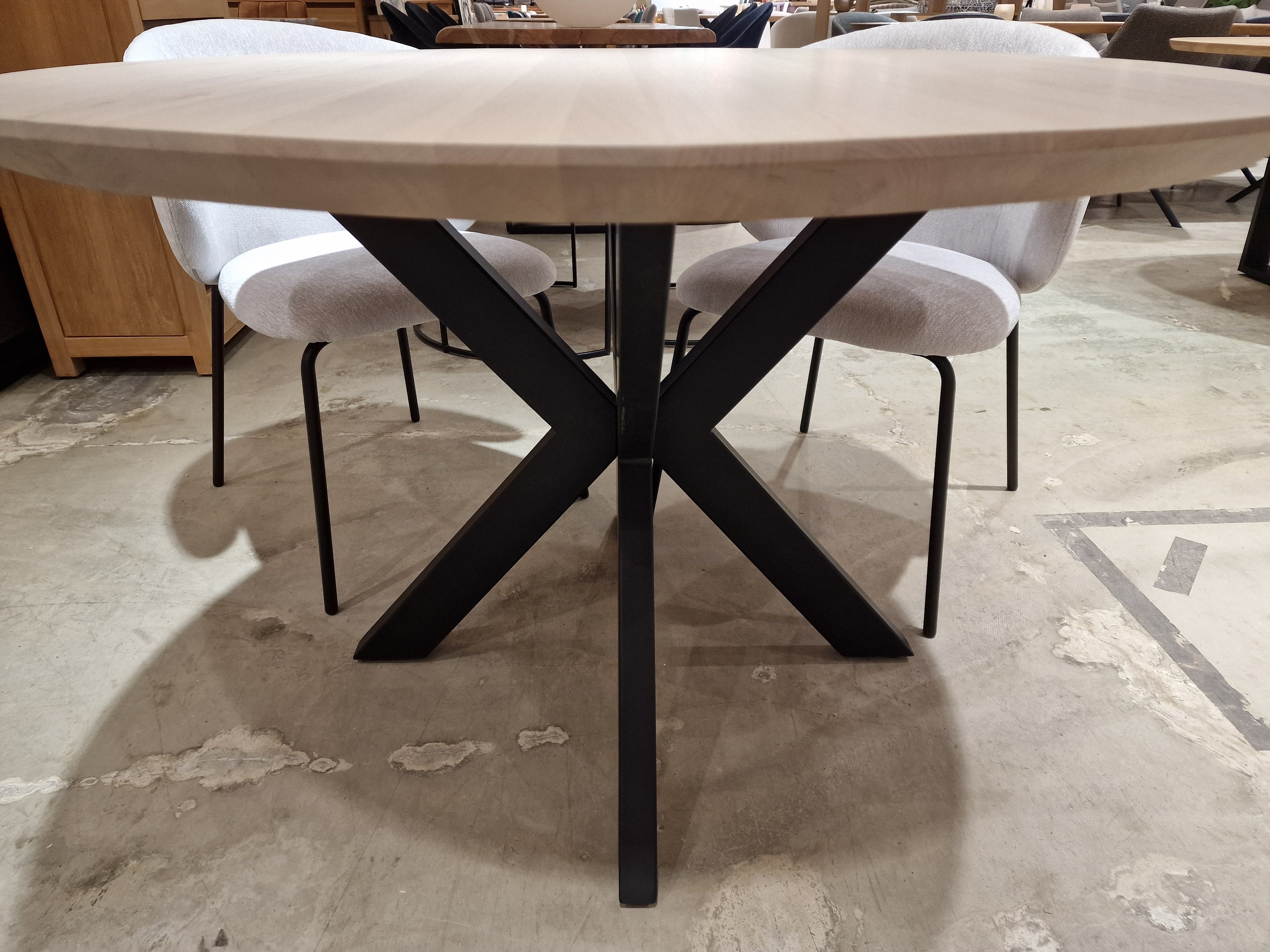 Eik Interieurtafel Rond Dia 120cm Naturel Verjongd met Zwarte metalen Spider-Poot