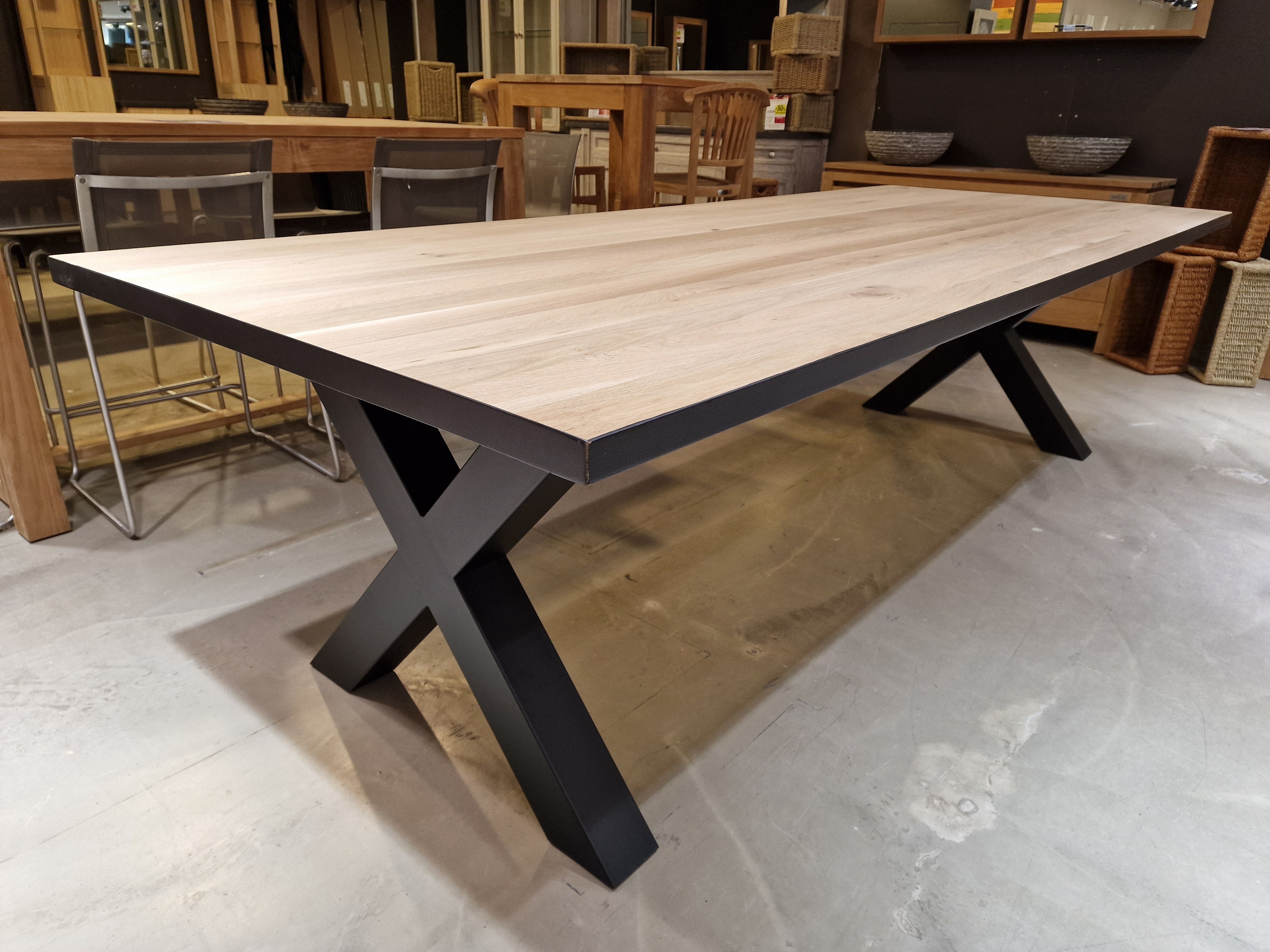 Eiken Interieurtafel Rechthoekig 280 x 110cm Naturel Recht met zwart metalen X-Poten