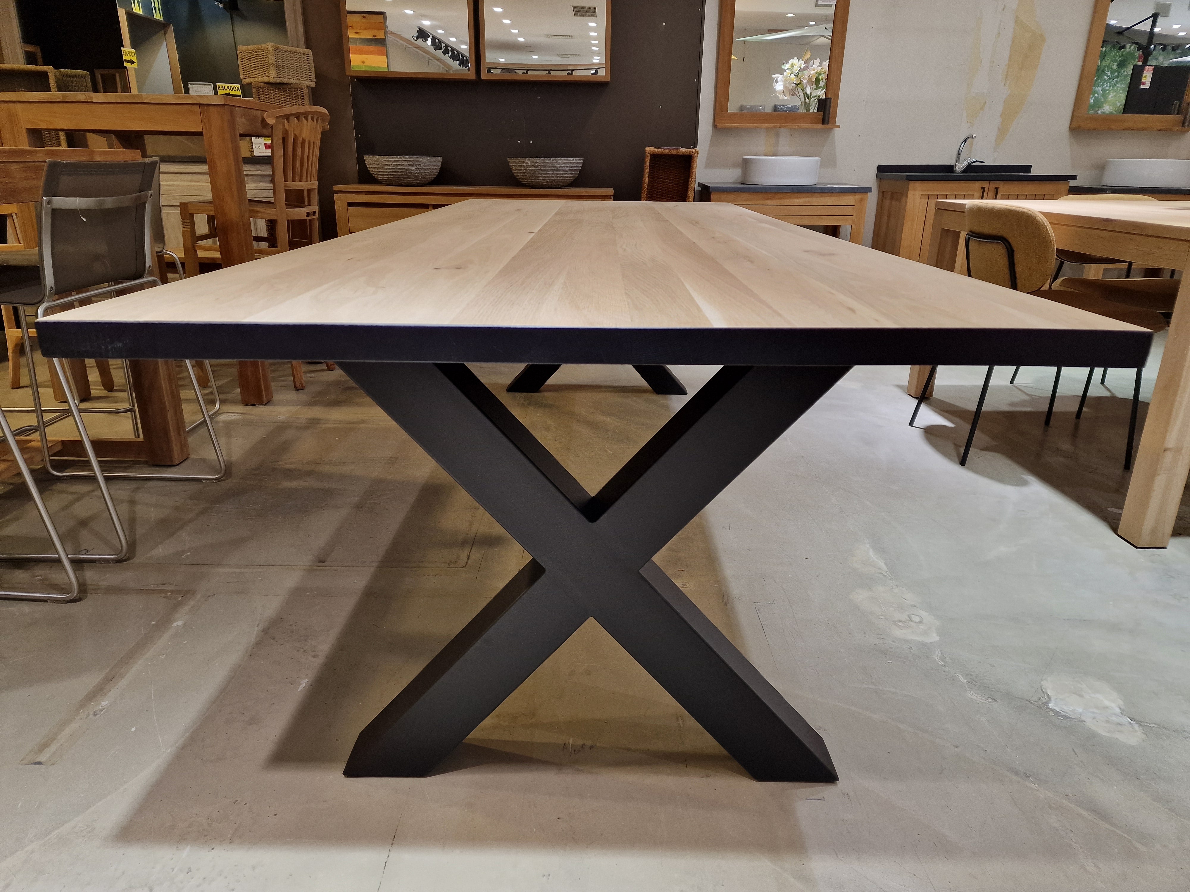 Eiken Interieurtafel Rechthoekig 280 x 110cm Naturel Recht met zwart metalen X-Poten