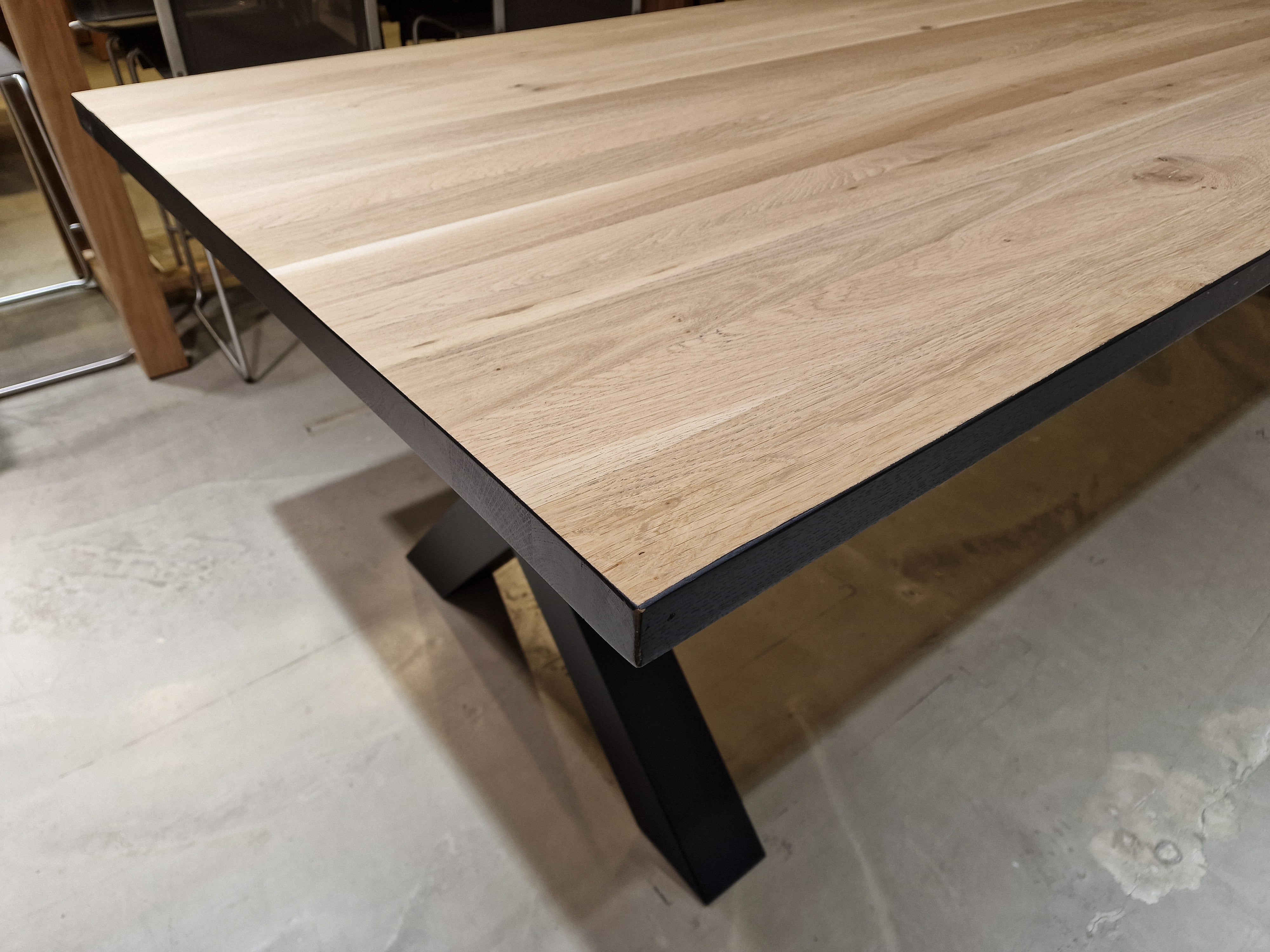 Eiken Interieurtafel Rechthoekig 280 x 110cm Naturel Recht met zwart metalen X-Poten