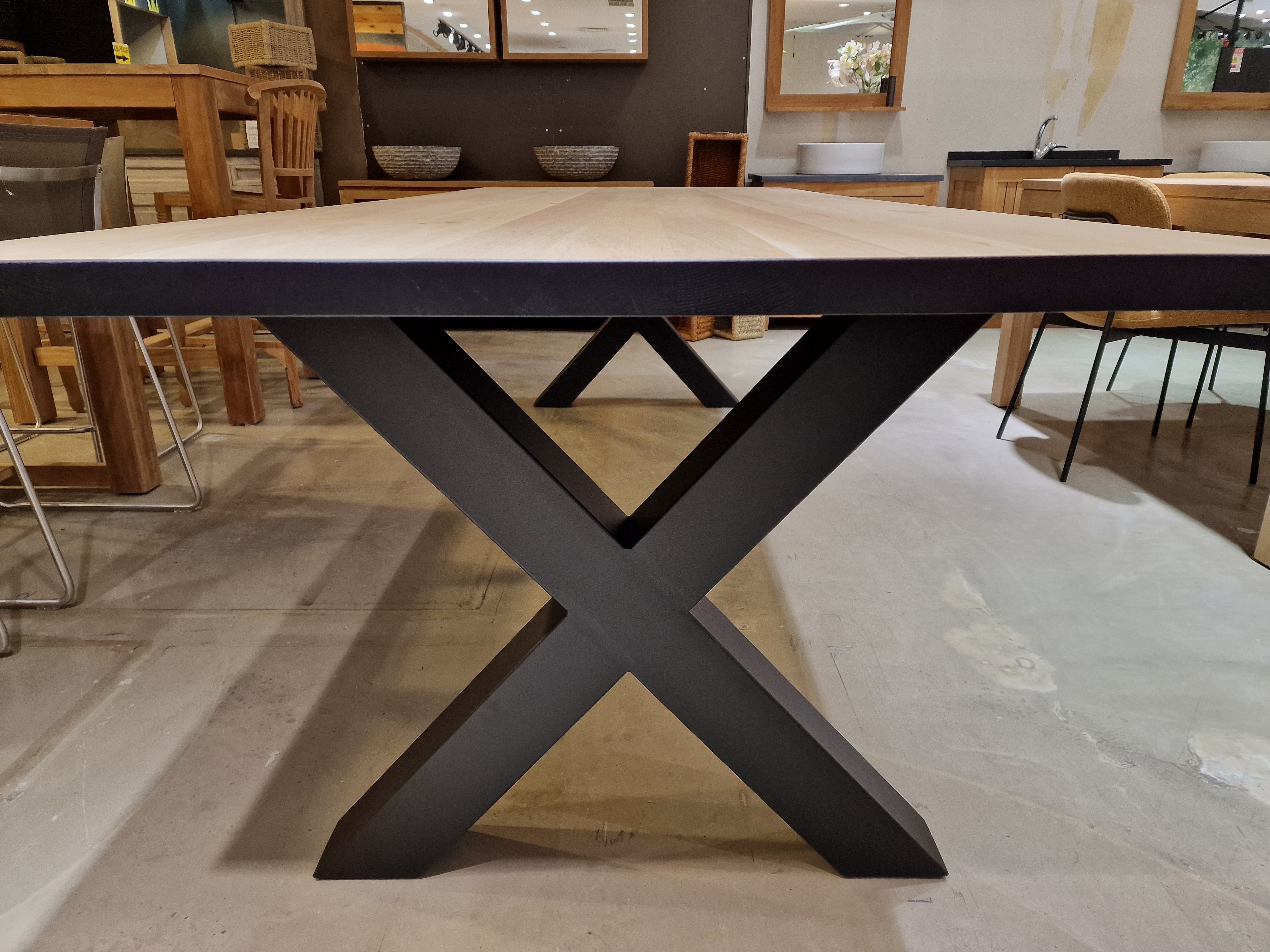 Eiken Interieurtafel Rechthoekig 280 x 110cm Naturel Recht met zwart metalen X-Poten