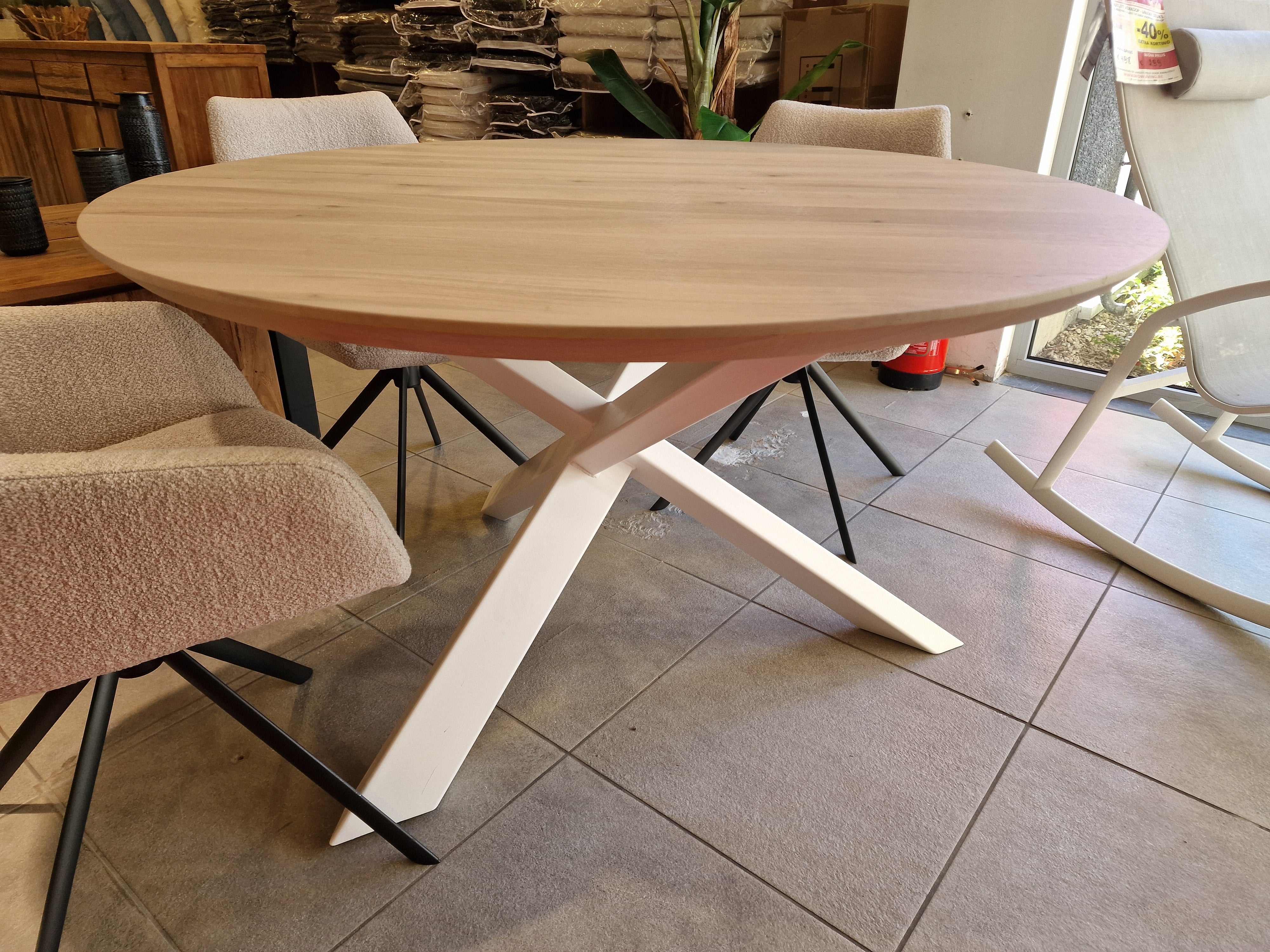 Eik Interieurtafel Rond Dia 135cm Naturel Verjongd met wit metalen Spider-Poot