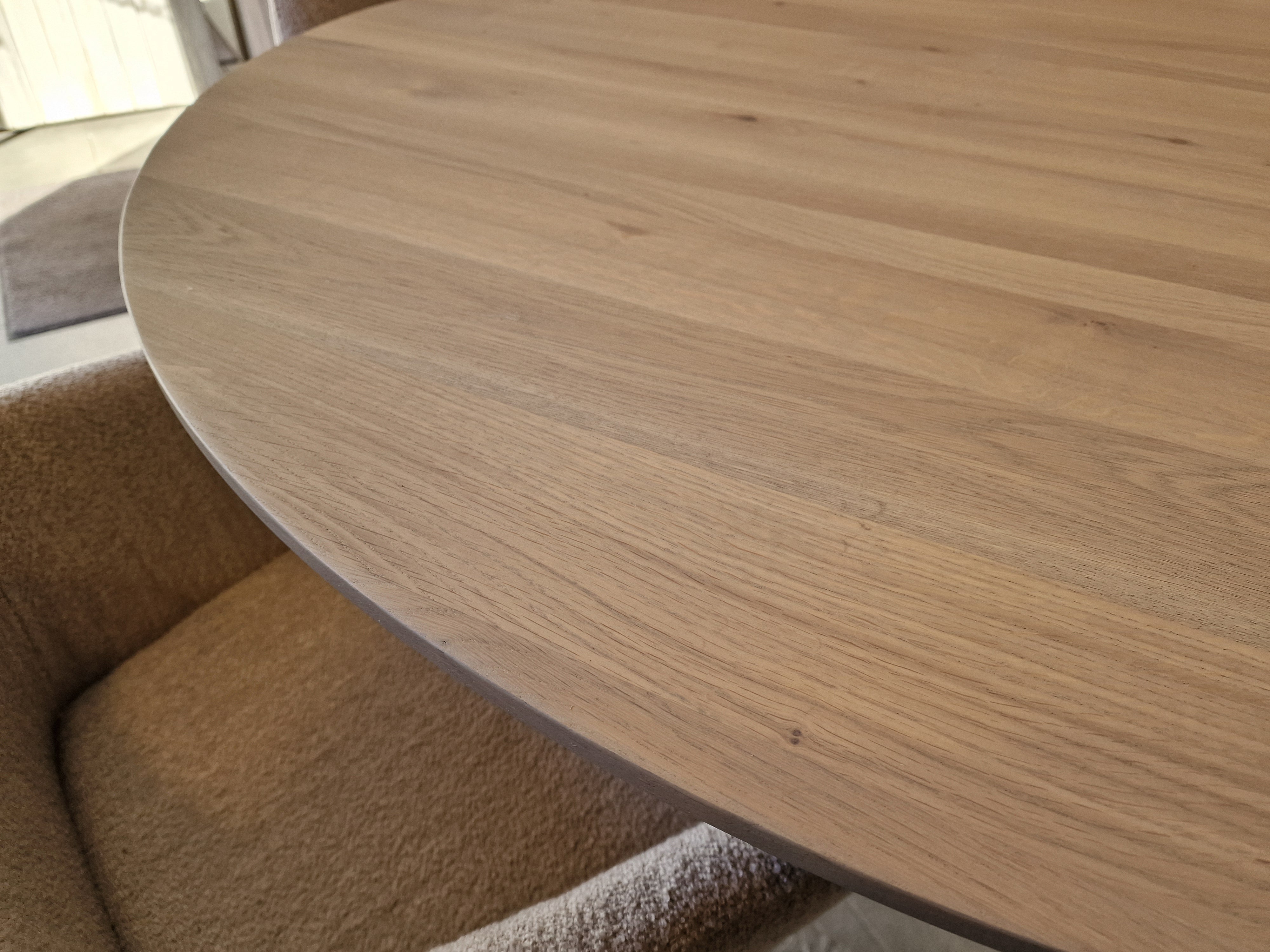 Eik Interieurtafel Rond Dia 135cm Naturel Verjongd met wit metalen Spider-Poot