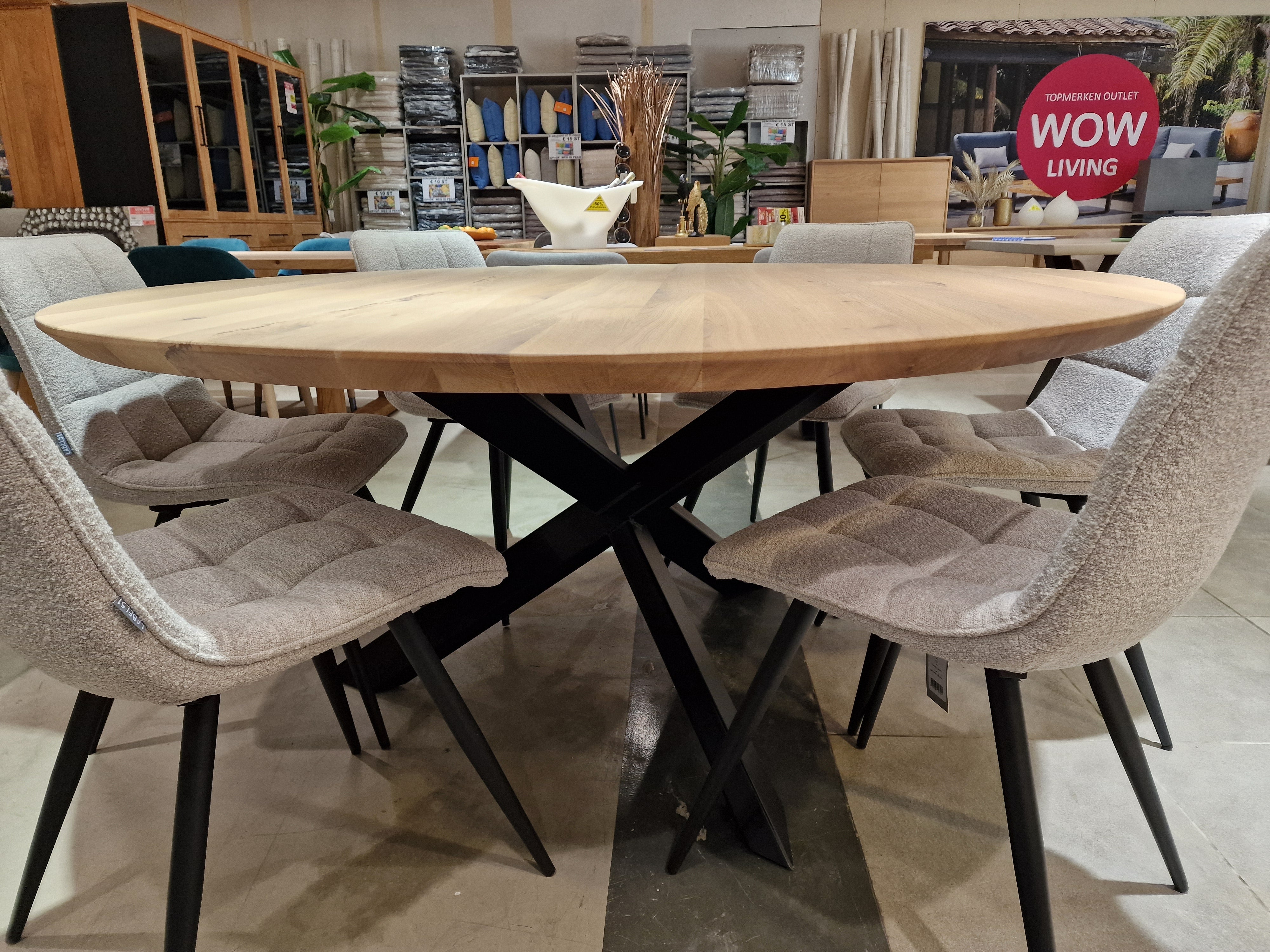 Eik Interieurtafel Rond Dia 165cm Naturel Verjongd met zwart metalen Spider-Poot