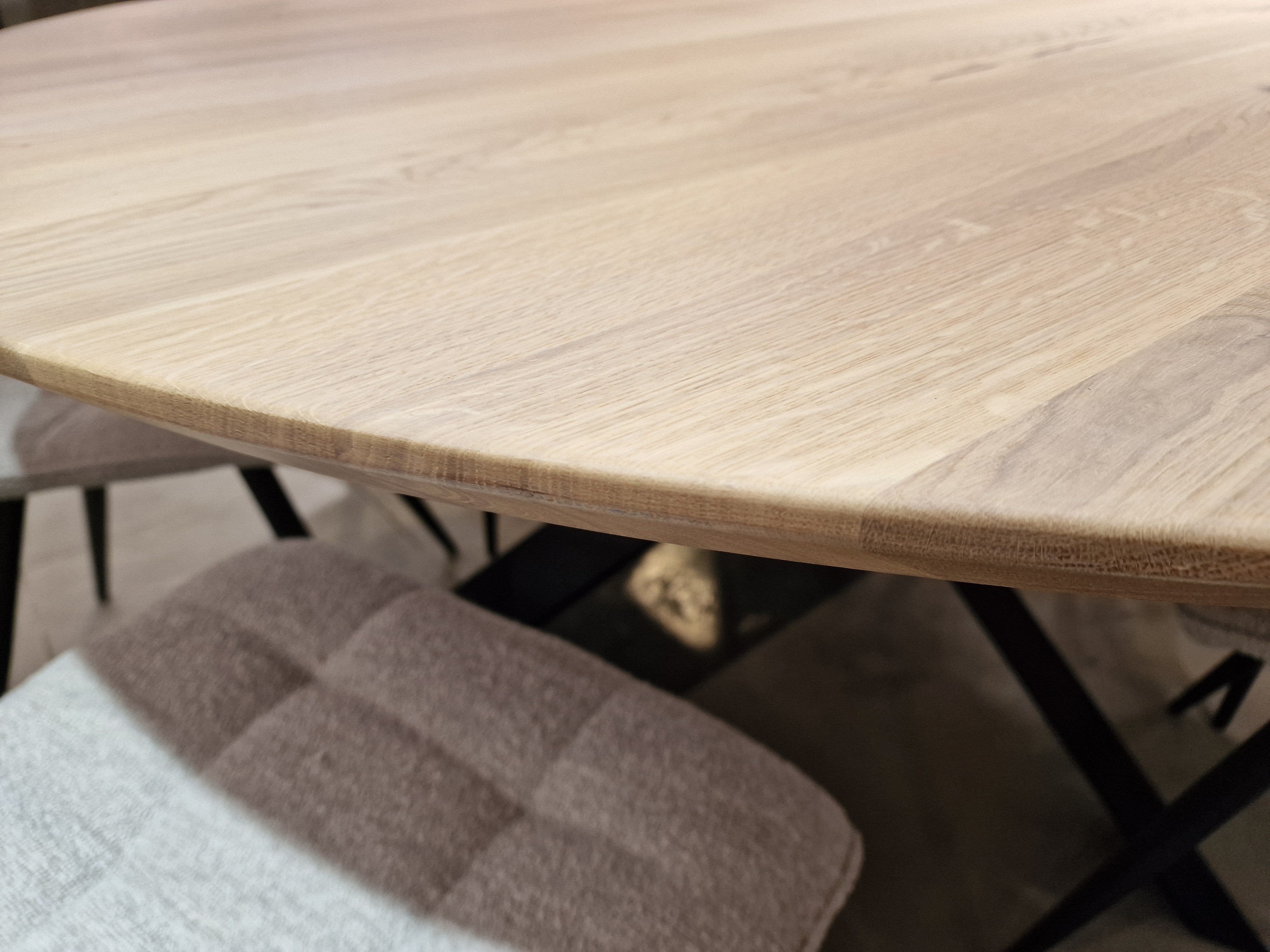 Eik Interieurtafel Rond Dia 165cm Naturel Verjongd met zwart metalen Spider-Poot