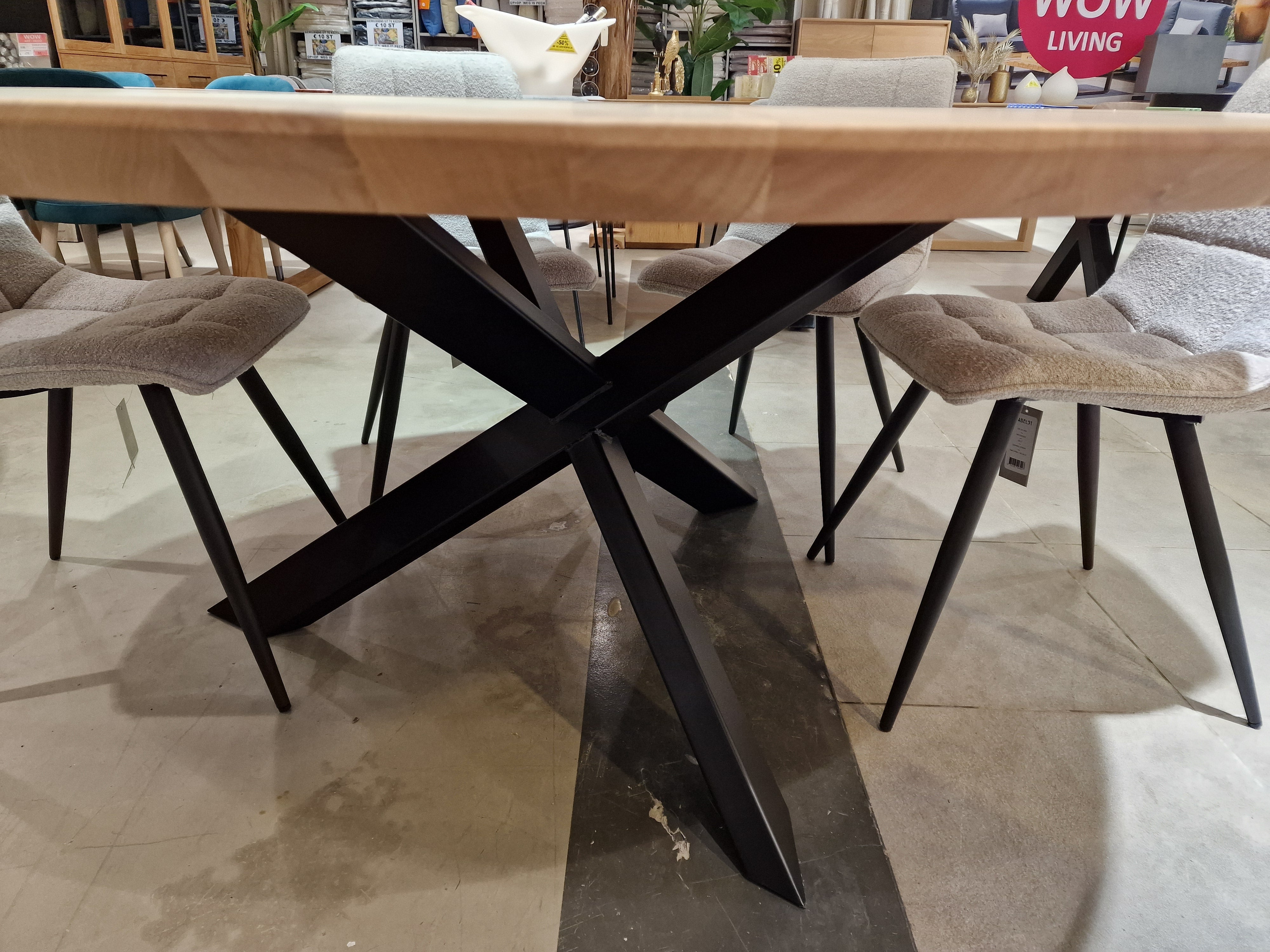 Eik Interieurtafel Rond Dia 165cm Naturel Verjongd met zwart metalen Spider-Poot